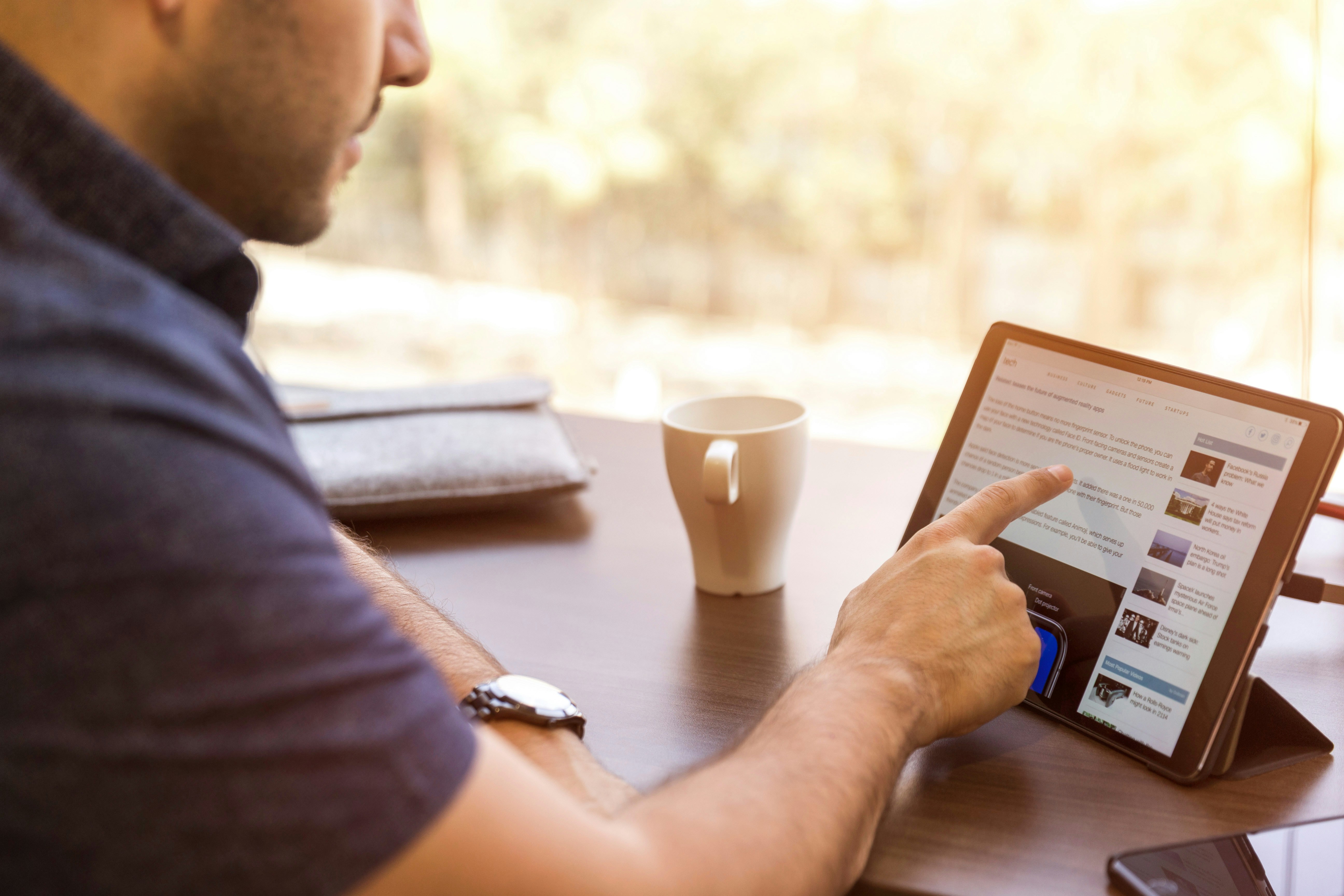 Une personne utilisant une tablette | Source : Unsplash