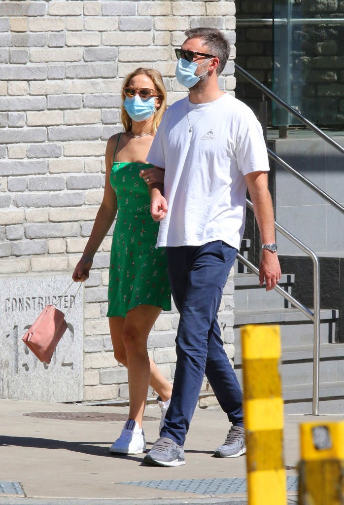 Jennifer Lawrence et son mari Cooke Maroney marchent avec des masques le 5 septembre 2020 à New York. | Photo : Getty Images