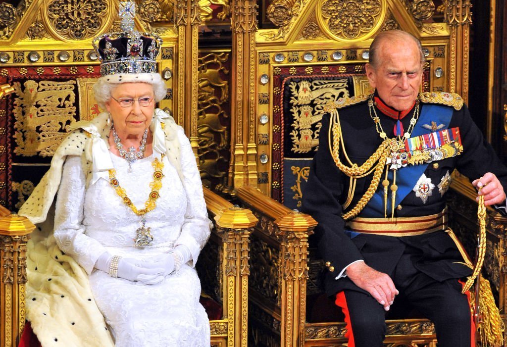 La reine Elizabeth II s'assied avec le prince Philip, duc d'Édimbourg alors qu'elle prononce son discours lors de l'ouverture officielle du Parlement à la Chambre des Lords au palais de Westminster | Photo : Getty Images