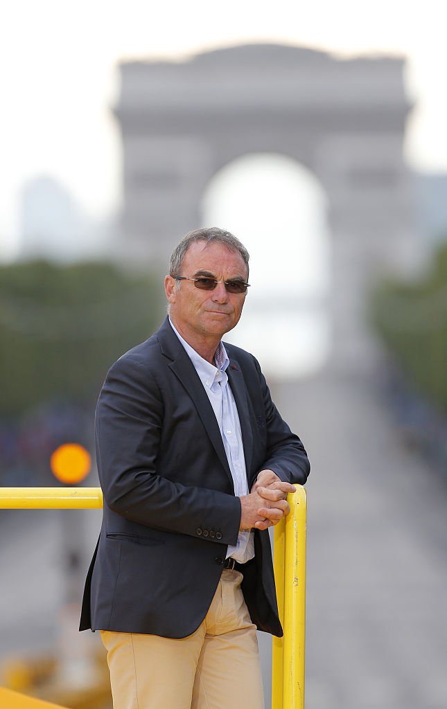  Bernard Hinault assiste à la cérémonie de remise des trophées, à Paris. | Photo : Getty Images