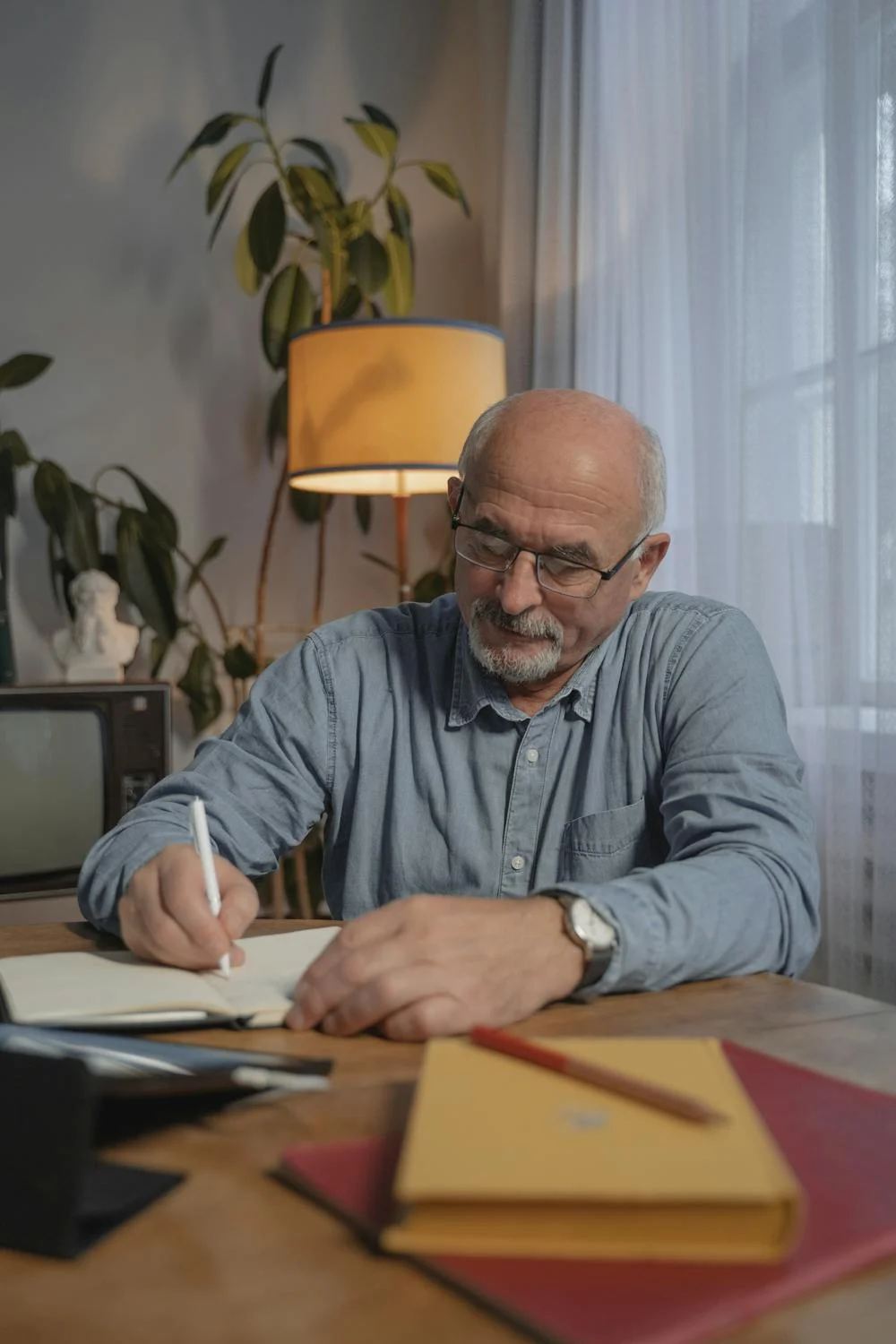 An elderly man writing | Source: Pexels