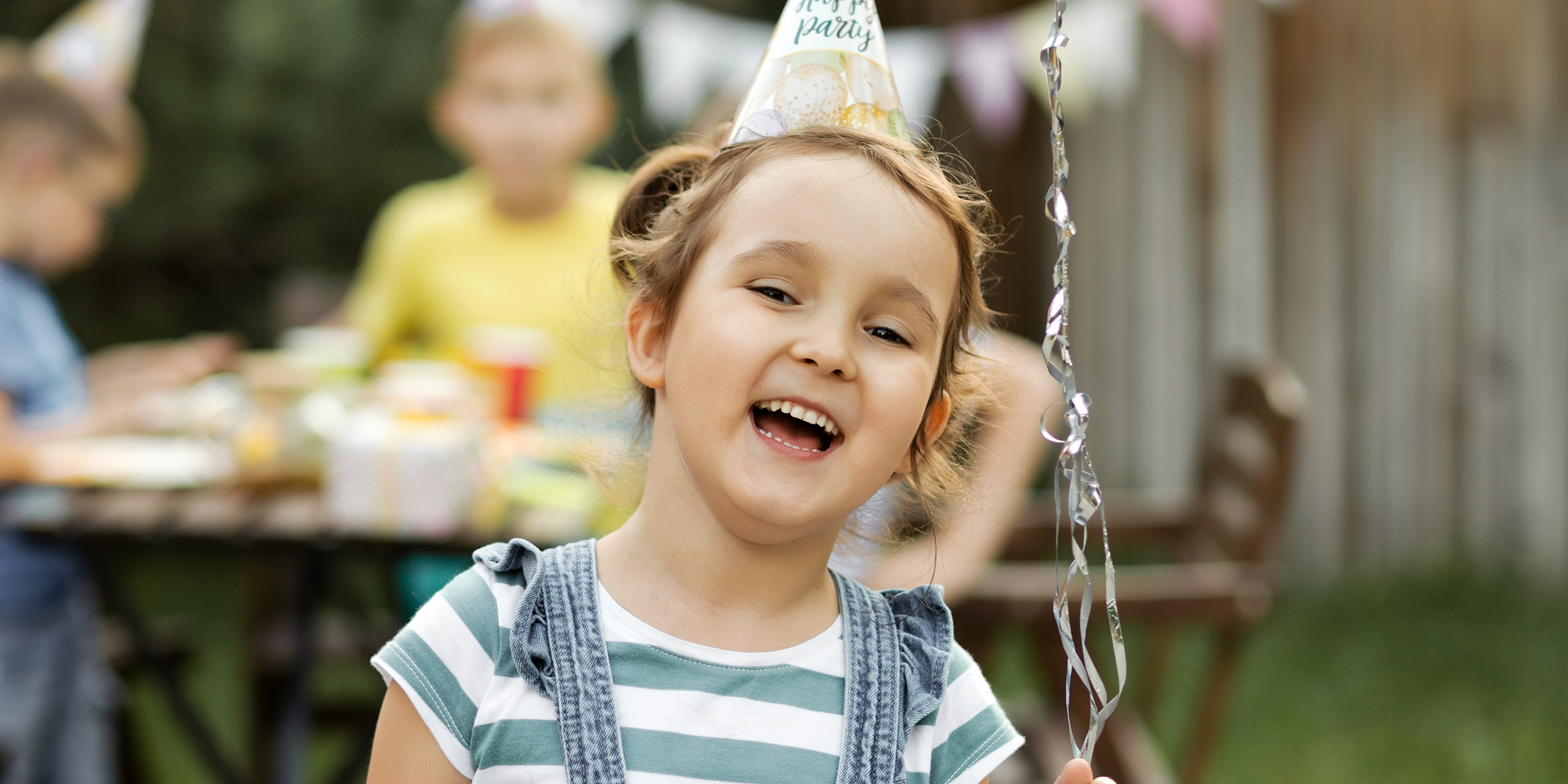 Un enfant heureux lors de sa fête d'anniversaire | Source : Shutterstock