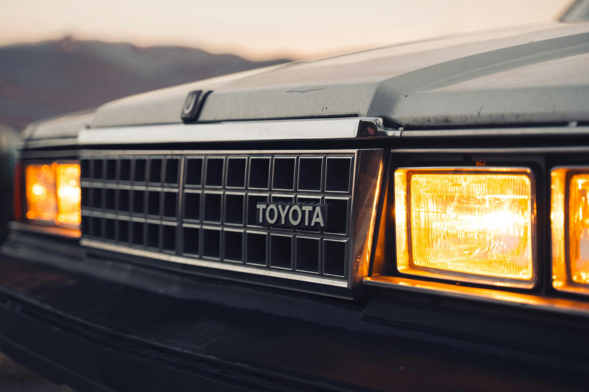 Une calandre et les phares d'une voiture | Source : Pexels