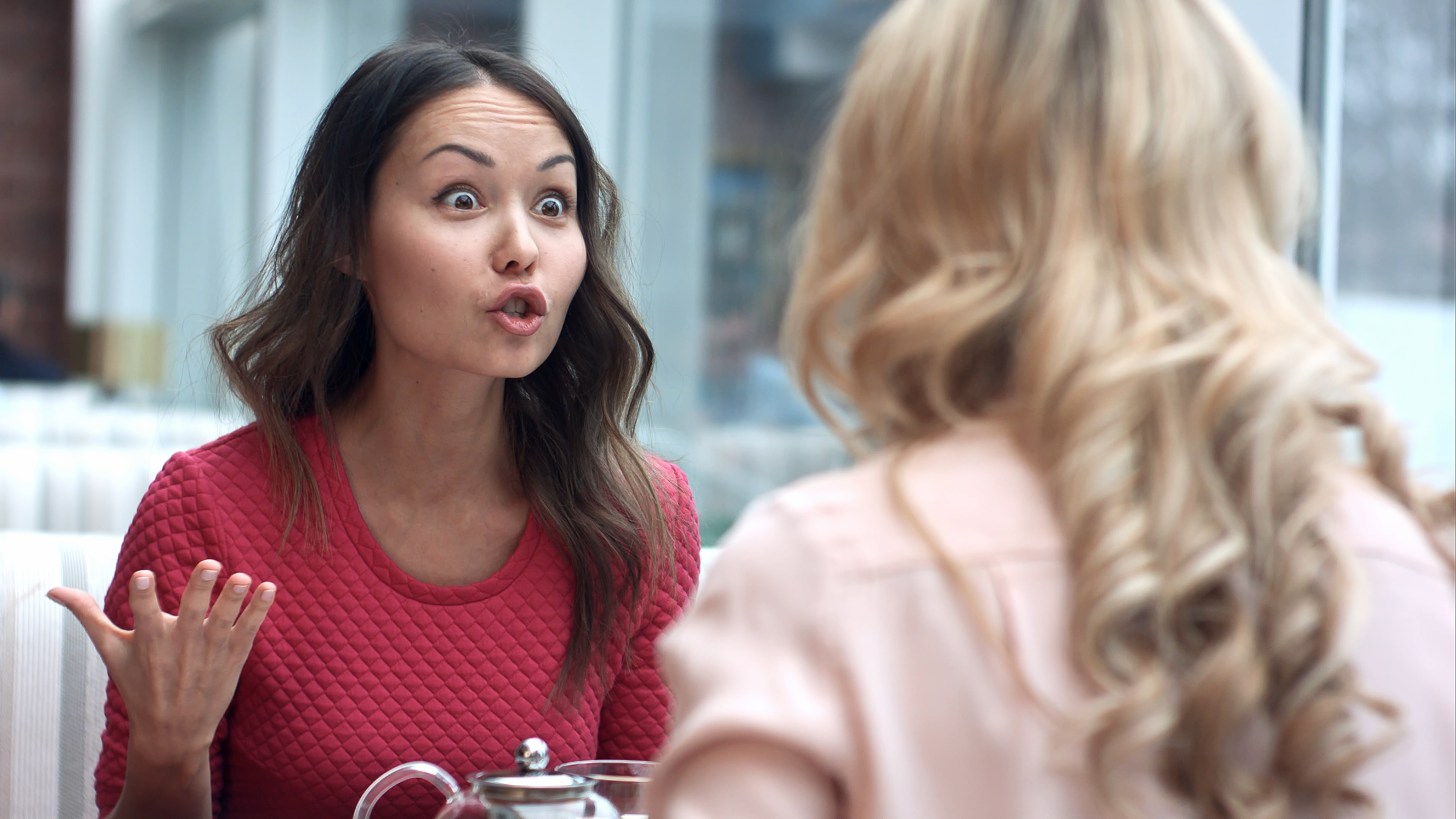 Deux jeunes femmes se disputent dans un café | Source : Shutterstock