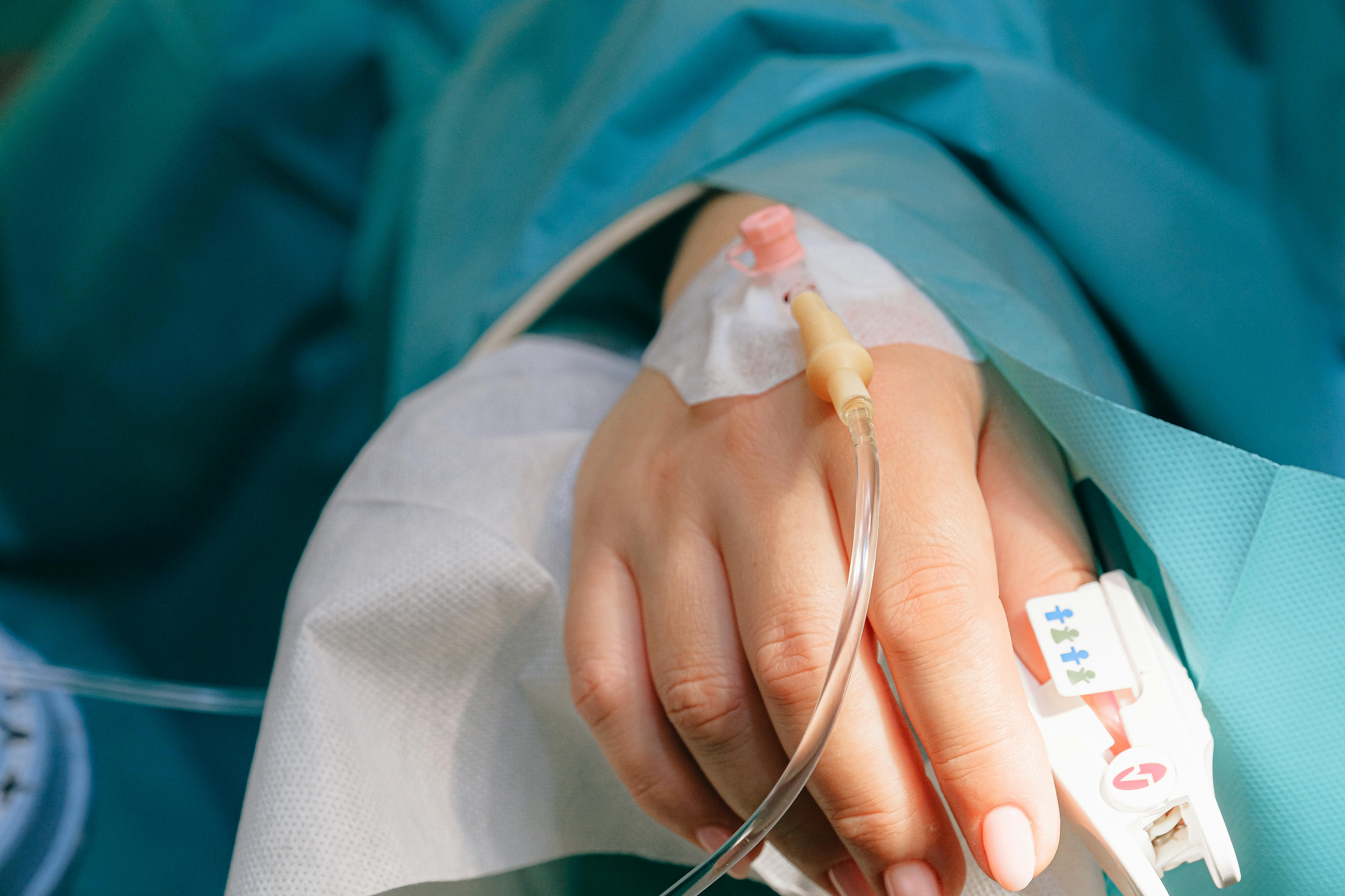 La main d'une femme avec une perfusion d'hôpital | Source : Pexels