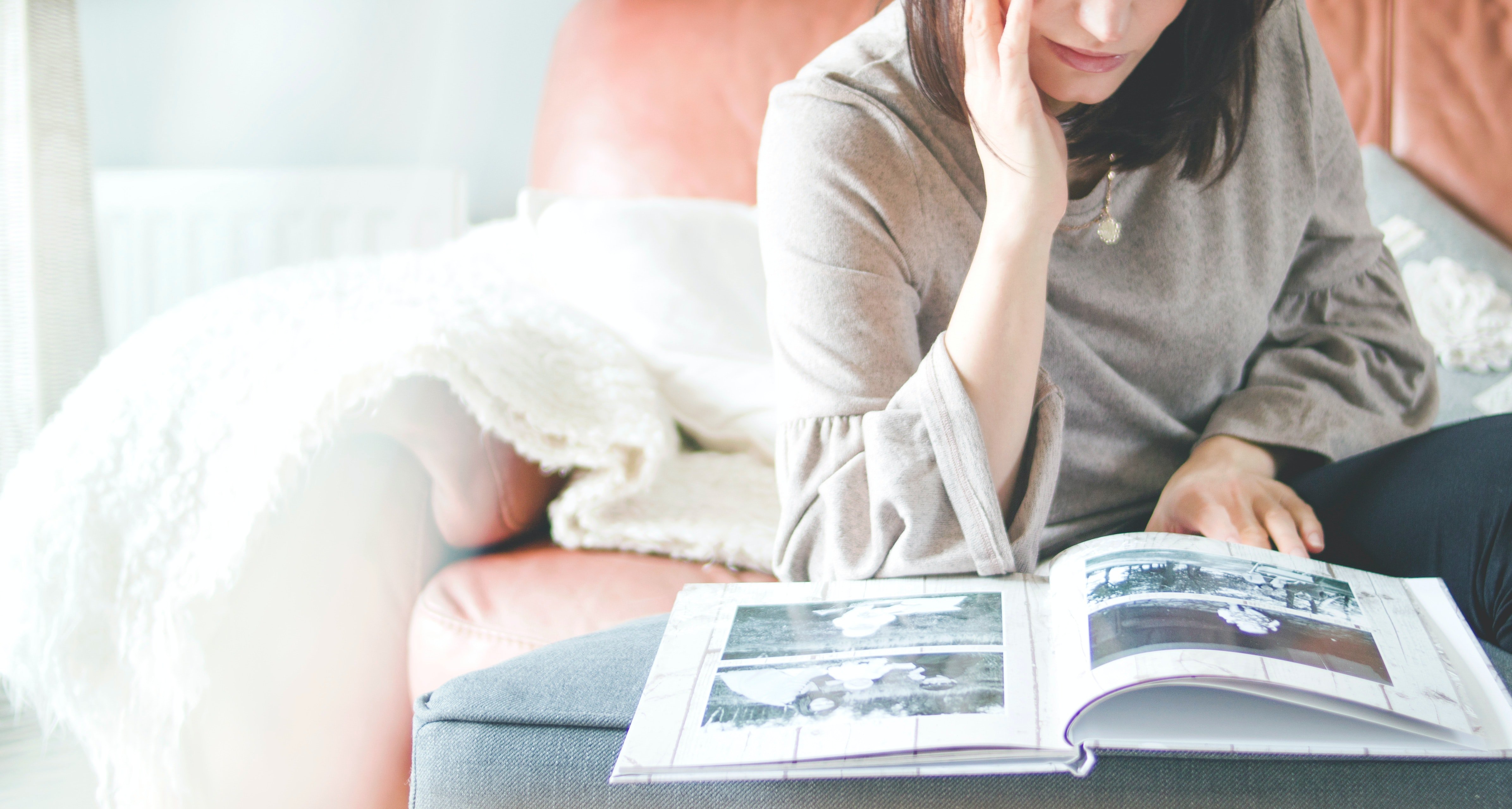 Samantha flips through the photo album her father gave her. | Source: Pexels