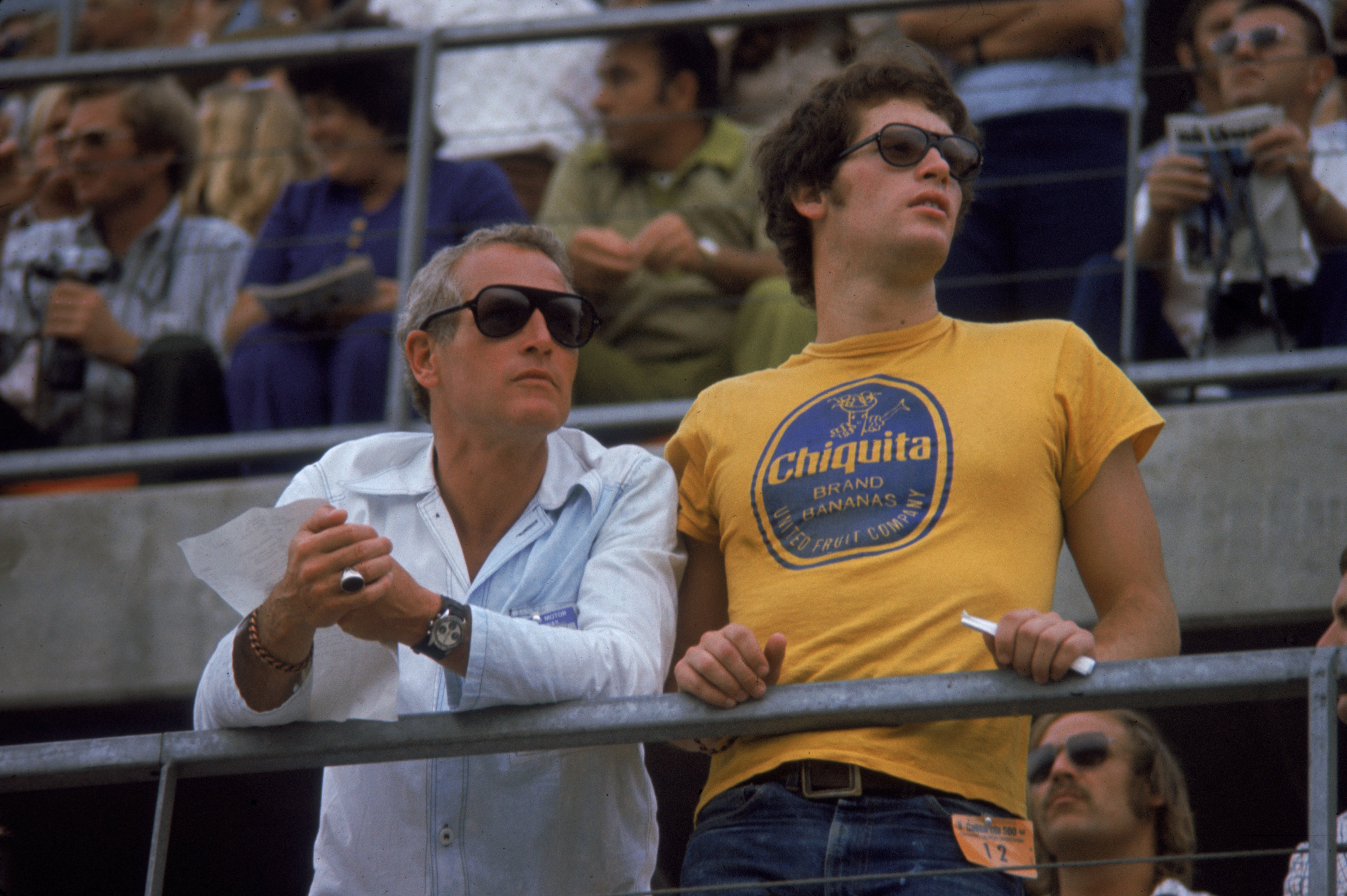 Paul Newman et son fils Scott Newman assistent à la course automobile Ontarion 500, le 3 septembre 1972, à Ontario, Californie, 3 septembre 1972 | Source : Getty Images