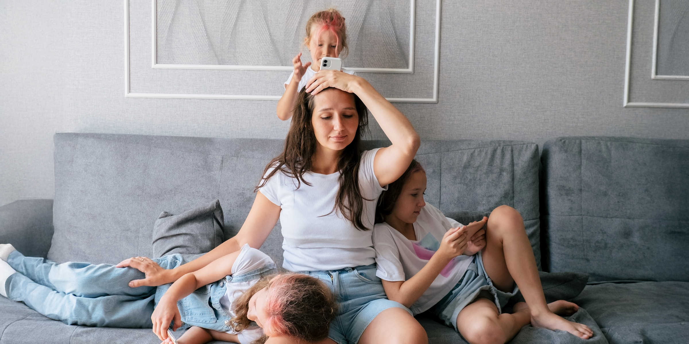 Une mère avec ses trois enfants | Source : Shutterstock