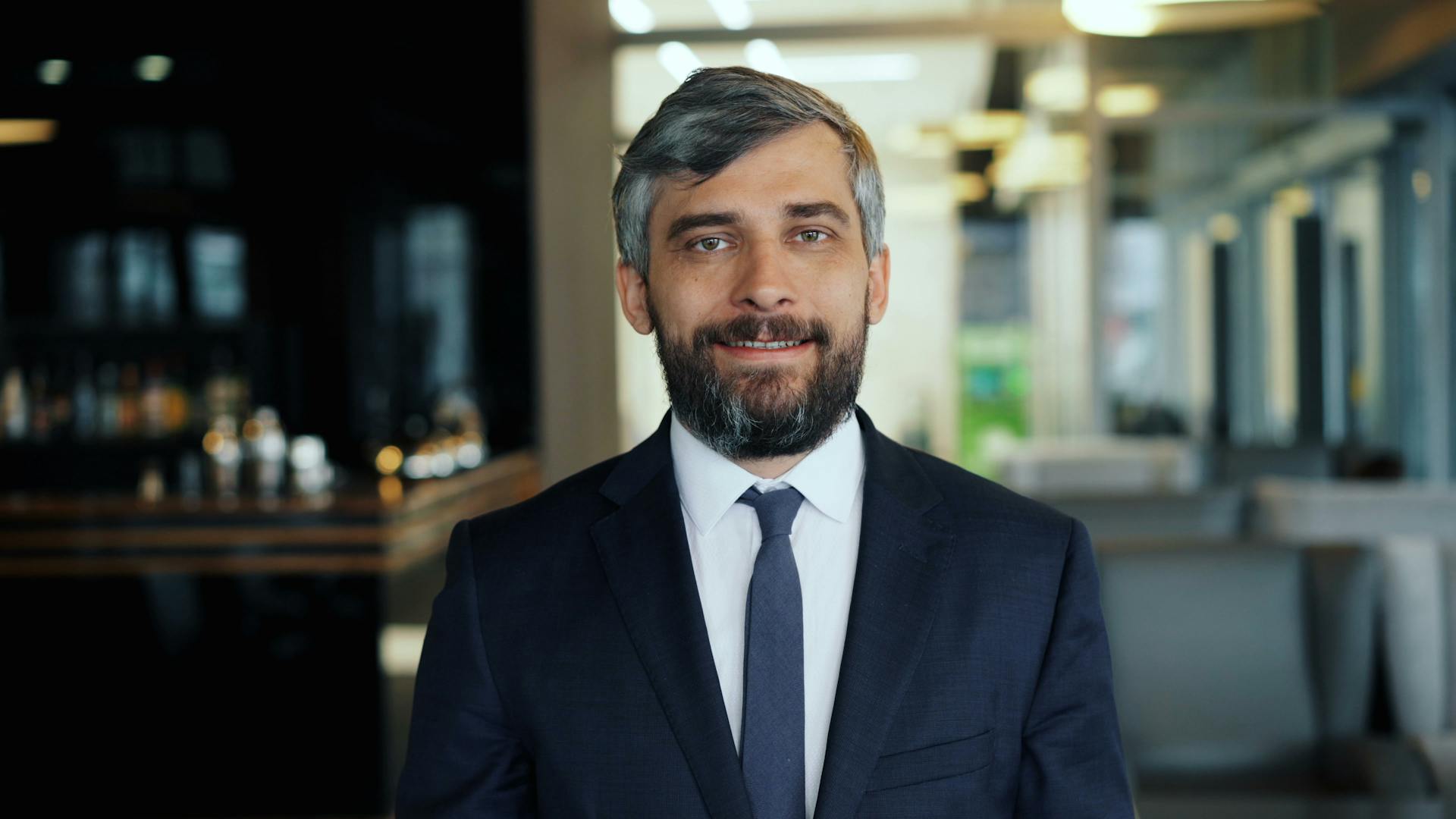 Un homme souriant dans un costume élégant | Source : Pexels