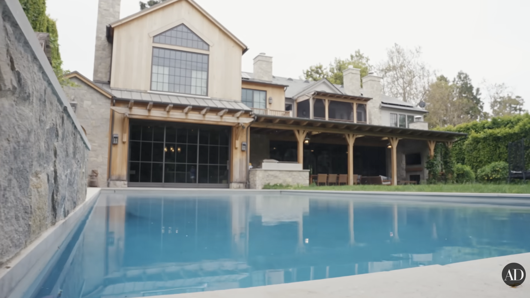 L’espace piscine de Jennifer Garner tel qu’on le voit sur la vidéo YouTube d’Architectural Digest postée le 4 septembre 2024. | Source : YouTube/Architectural Digest