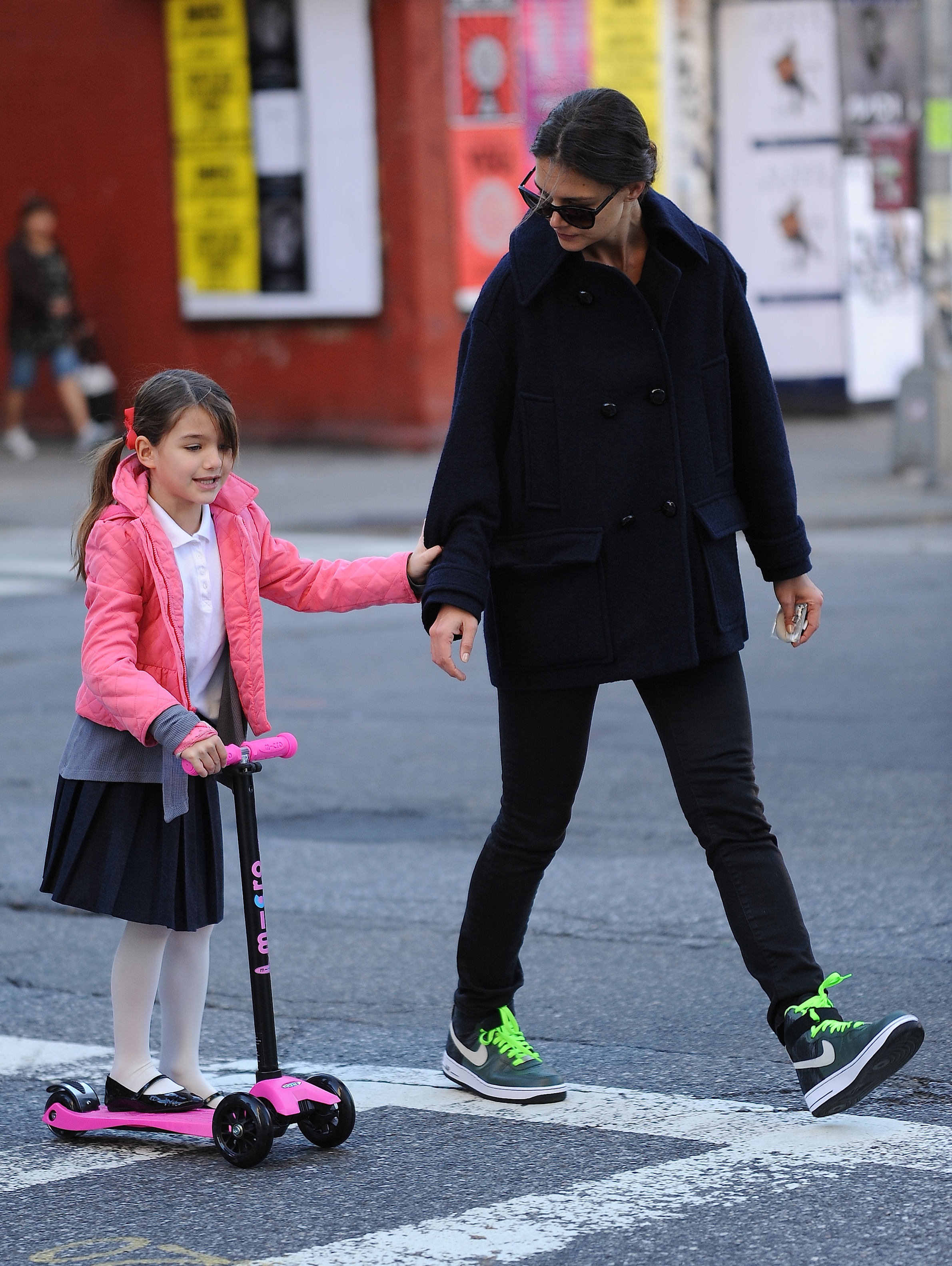 Katie Holmes aperçue en train d'aider Suri Cruise à faire de la trottinette à New York, le 8 octobre 2013. | Source : Getty Images