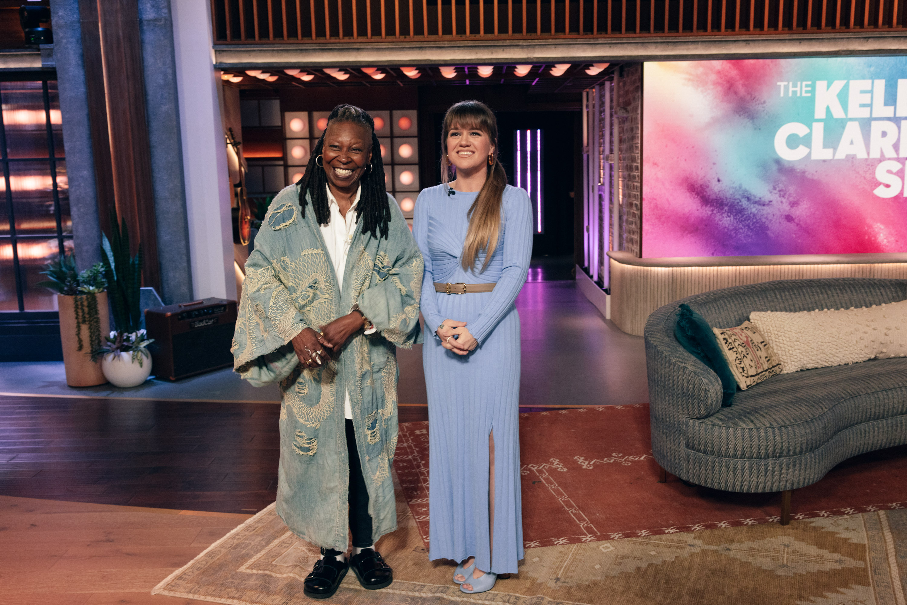 Whoopi Goldberg et Kelly Clarkson dans un épisode de la saison 5 de "The Kelly Clarkson Show" | Source : Getty Images