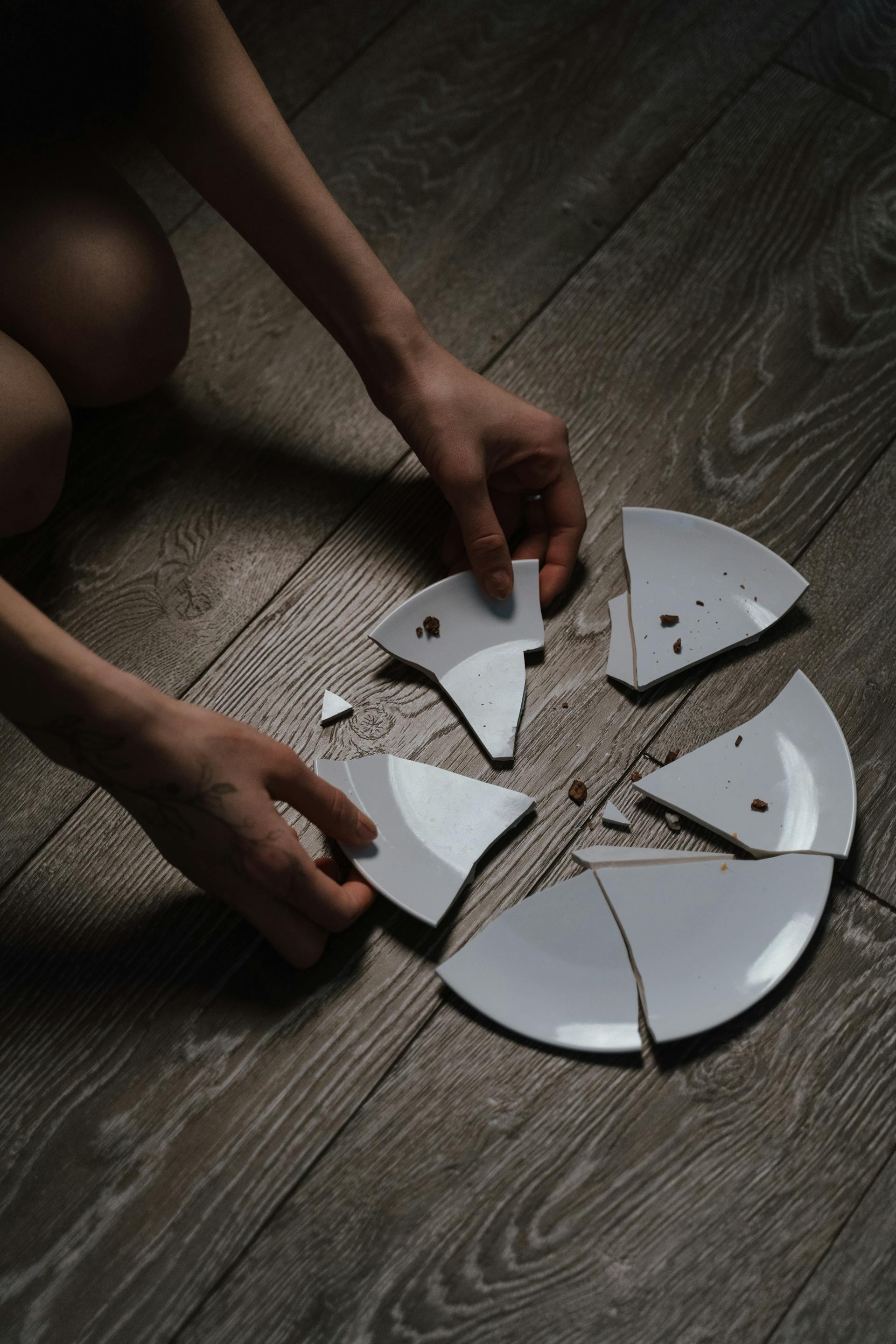 Une assiette cassée sur le sol | Source : Pexels