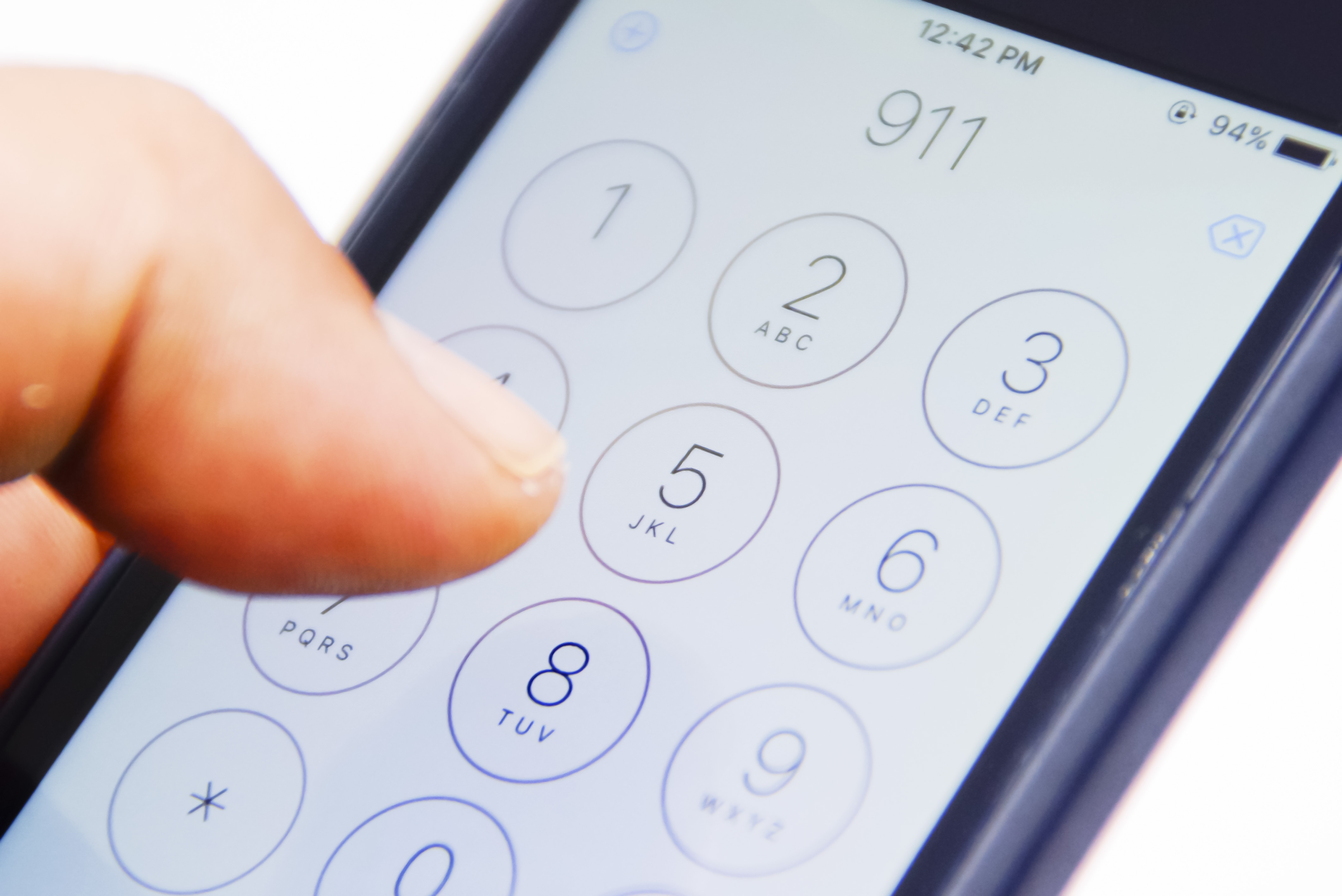 Une personne composant le 911 sur son téléphone | Source : Shutterstock