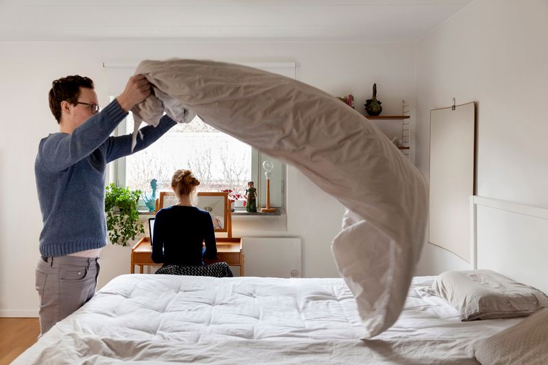 Un homme qui fait son lit. | Source : Getty Images