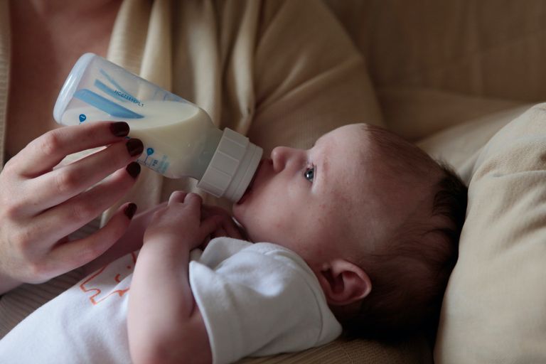 Il pensait que sa belle-mère ne donnait pas de lait maternisé à sa fille. | Source : Unsplash