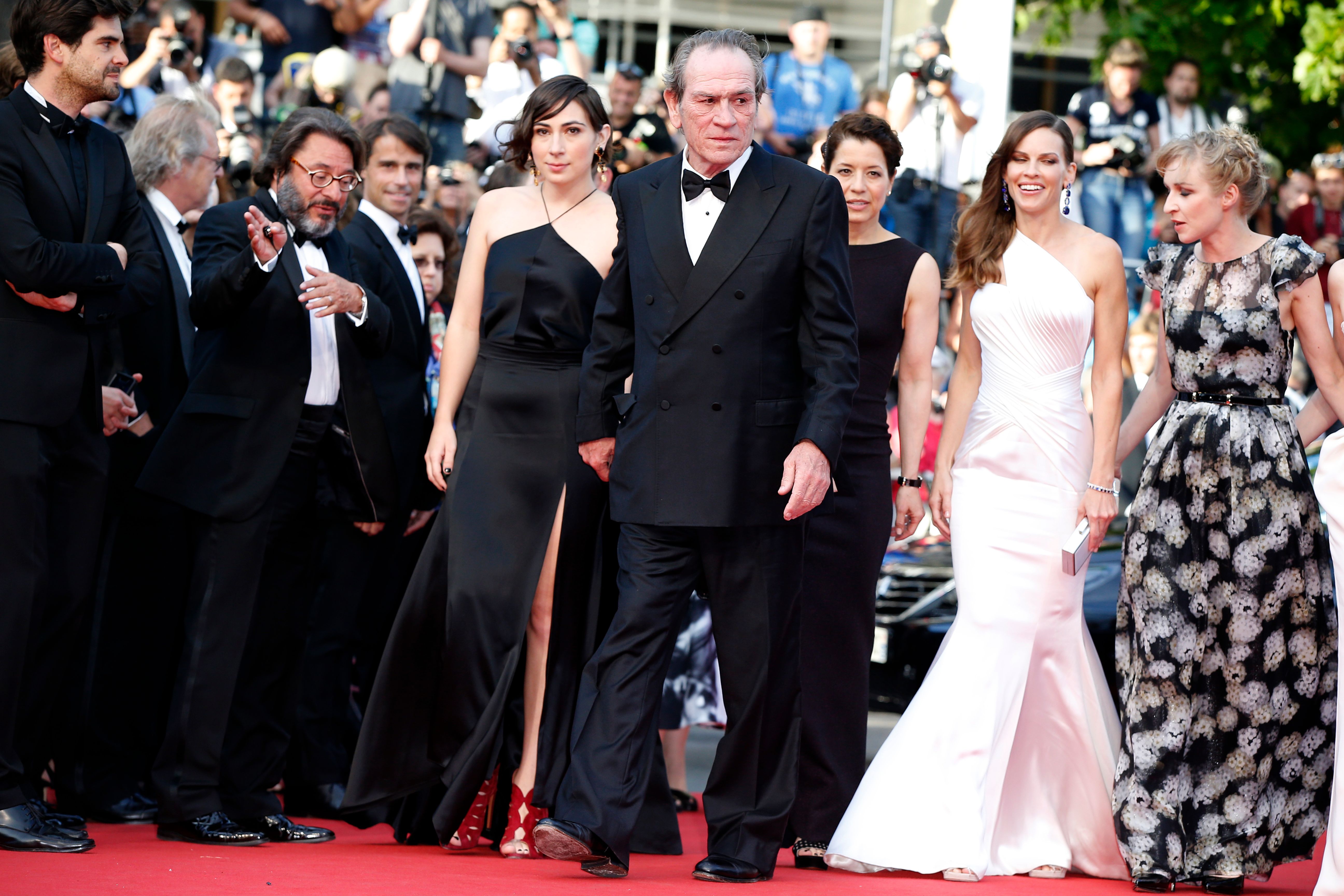 Victoria et Tommy Lee Jones lors de la projection de "The Homesman" pendant la 67e édition du Festival de Cannes, le 18 mai 2014, en France. | Source : Getty Images