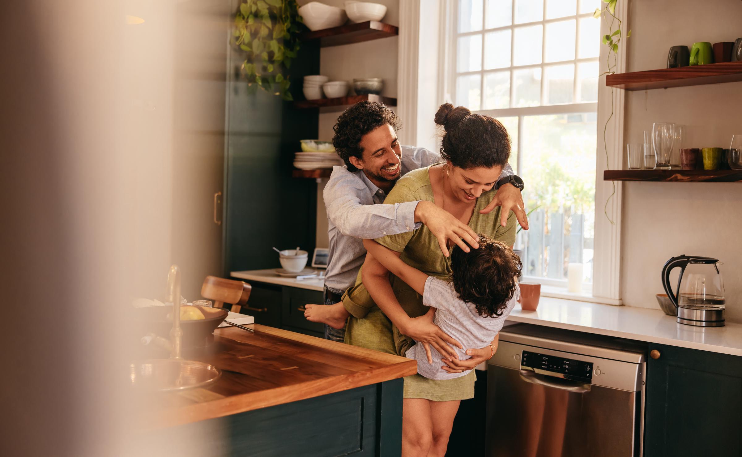 Même les tout-petits peuvent participer à des tâches simples en cuisine, comme rincer les légumes ou choisir ce qu'on va manger, ce qui fait de la préparation du dîner une activité familiale partagée. | Source : Getty Images.