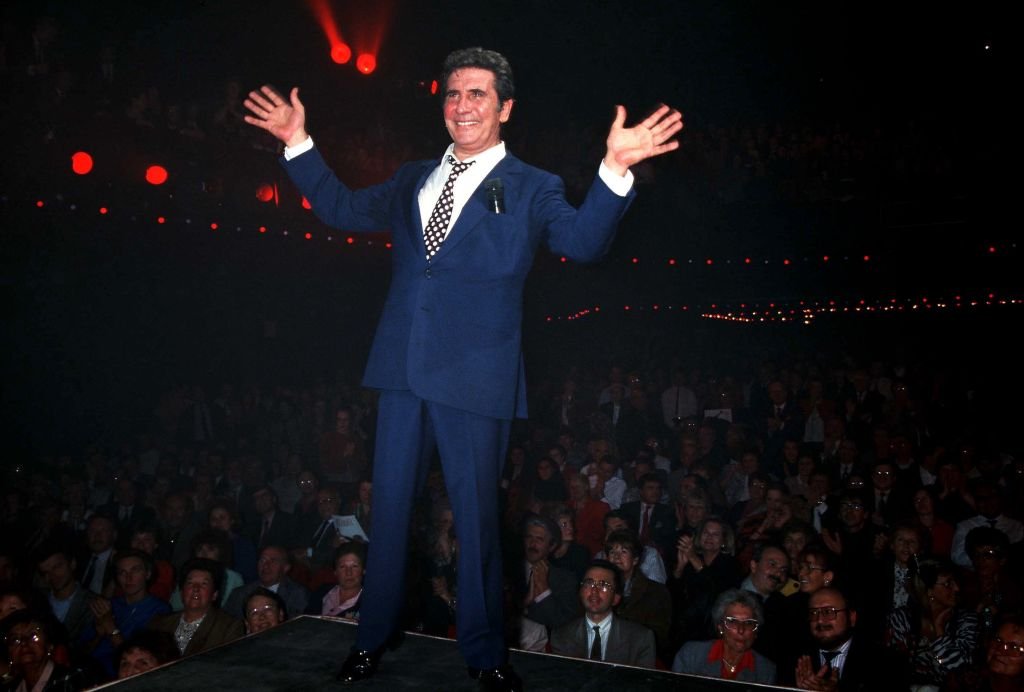 Gilbert Bécaud en concert à l'Olympia de Paris le 6 novembre 1983, France. | Photo : Getty Images