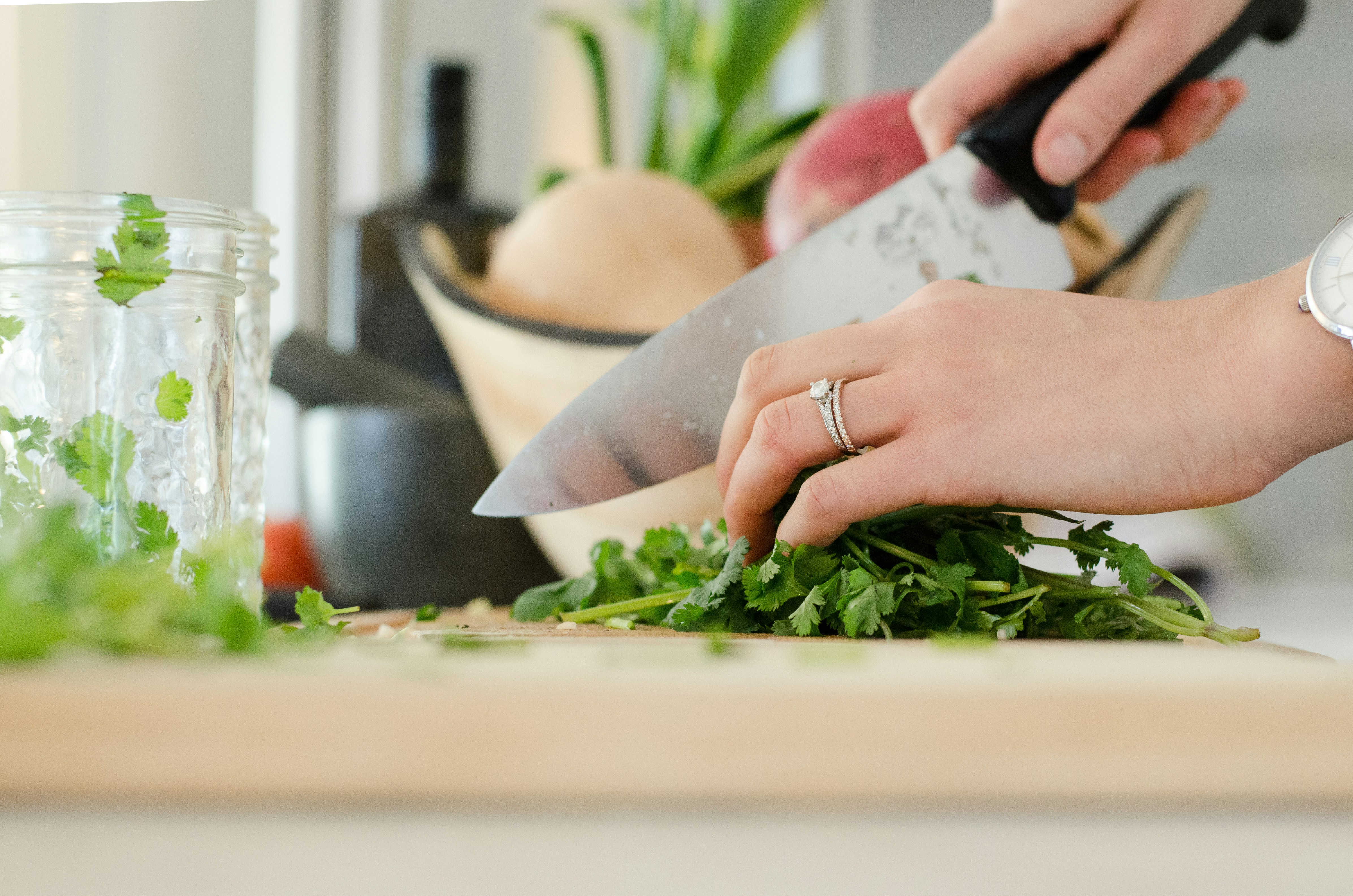 Une femme qui coupe avec un couteau | Source : Unsplash