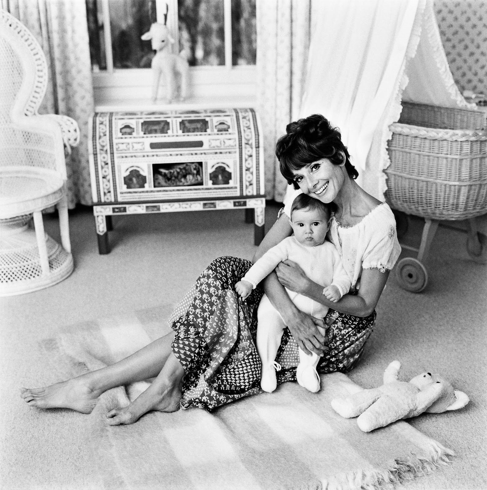 Audrey Hepburn photographiée avec son fils Luca Dotti dans sa maison en Suisse en 1971. | Source : Getty Images