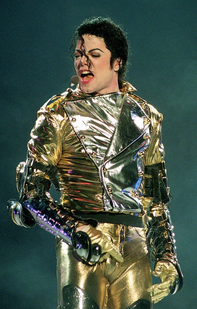 Michael Jackson sur scène lors du concert de la tournée mondiale "HIStory" au stade Ericsson, le 10 novembre 1996. | Photo : Getty Images