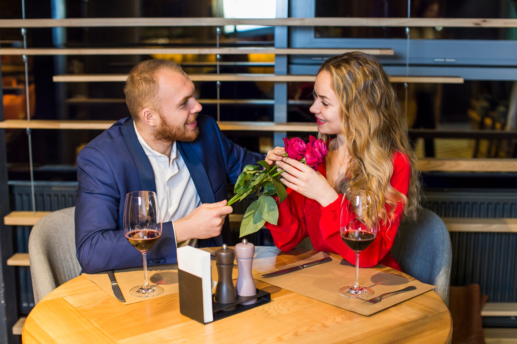 Un couple heureux dans un restaurant | Source : Freepik