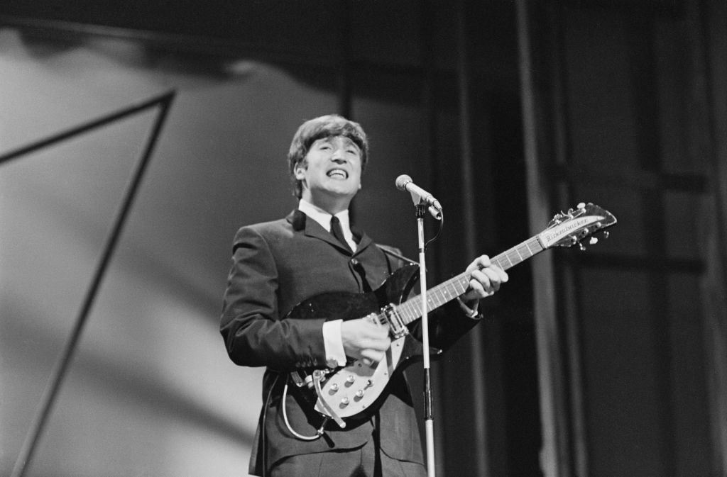 John Lennon sur scène avec les Beatles au London Palladium le 13 octobre 1963. l Source : Getty Images 