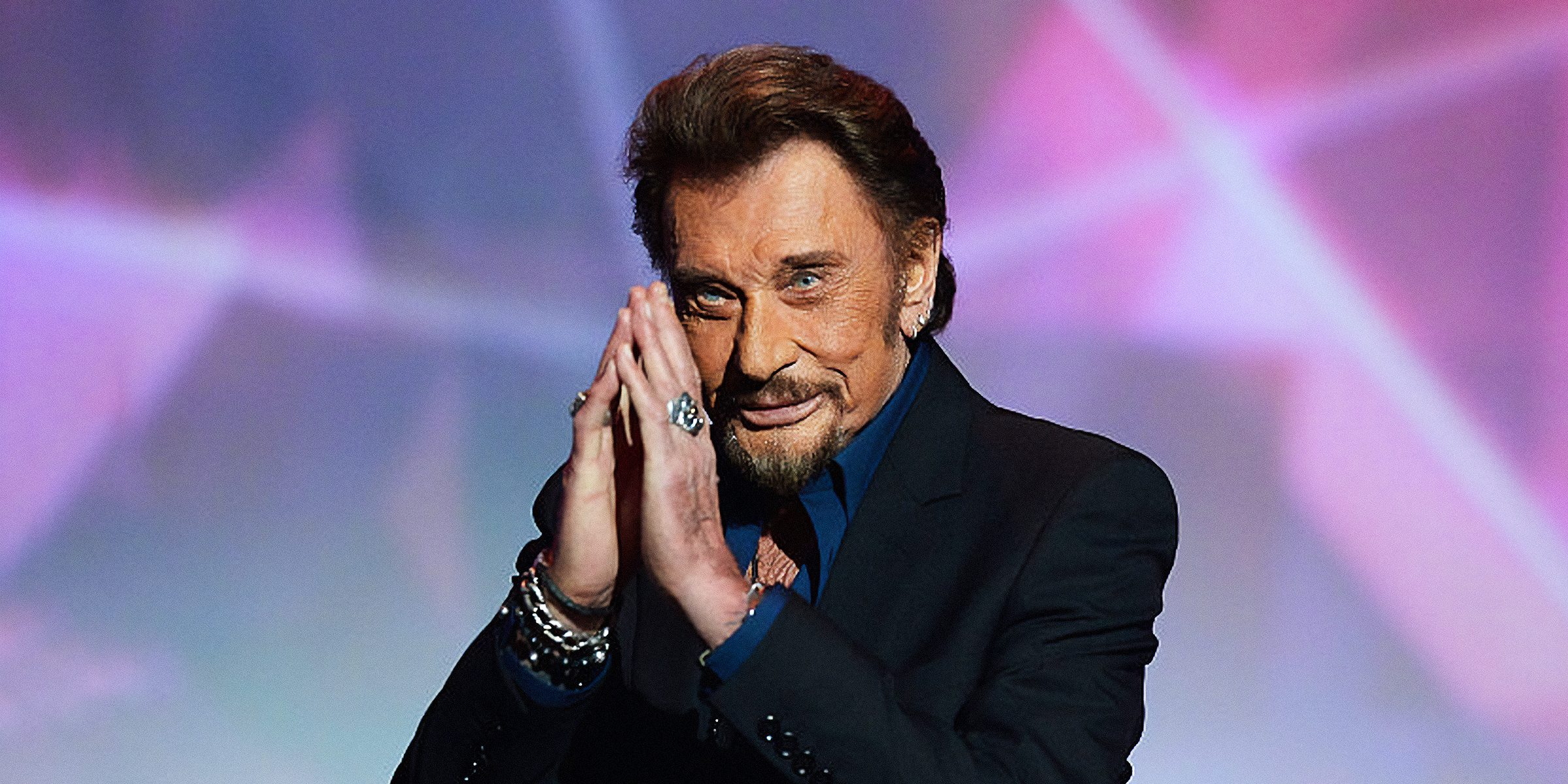 Johnny Hallyday reçoit le prix du meilleur album de l'année pour "De l'amour" lors de la 31e cérémonie des Victoires de la Musique au Zenith, le 12 février 2016 à Paris, en France I Source : Getty Images