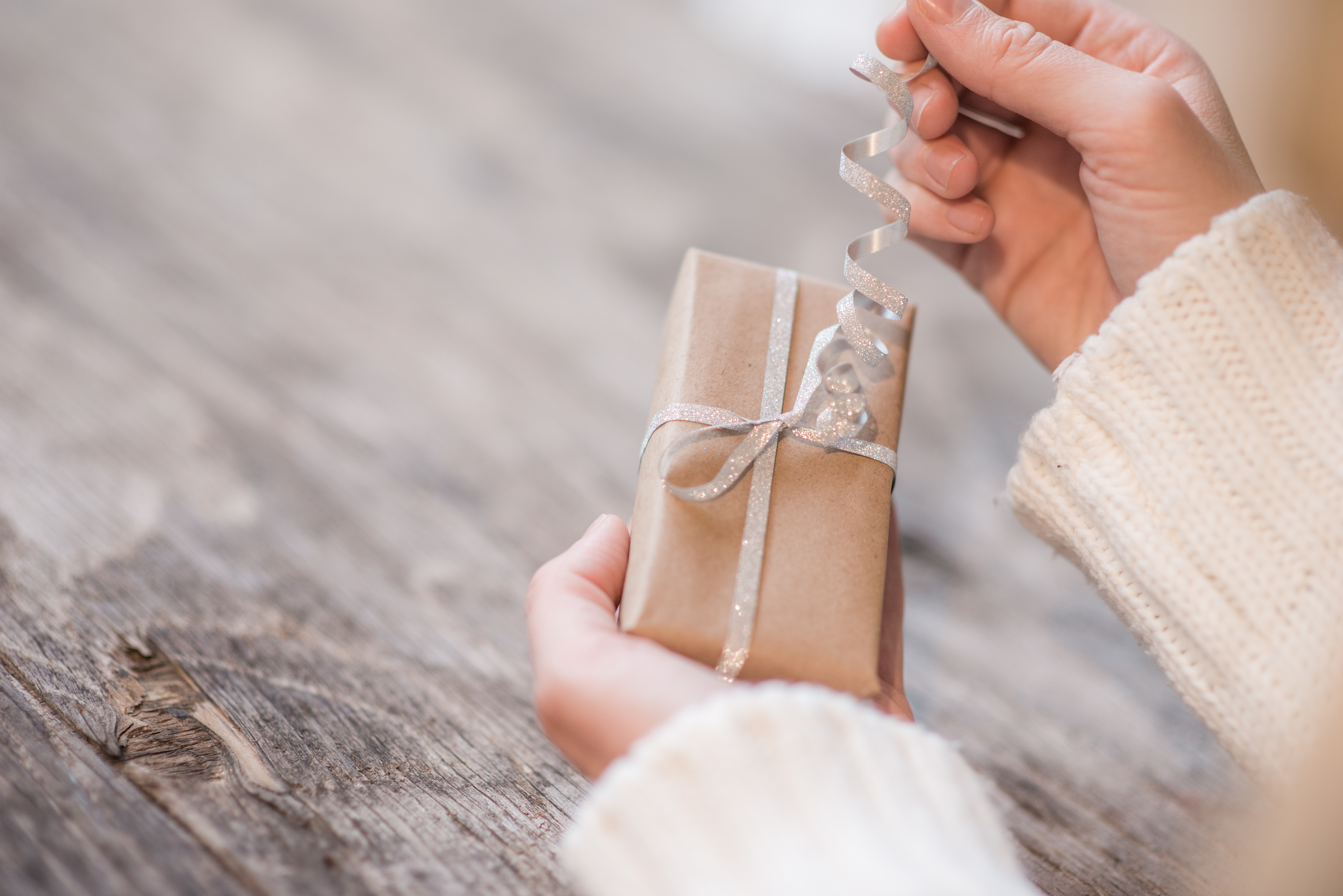 Une femme qui ouvre un cadeau | Source : Shutterstock