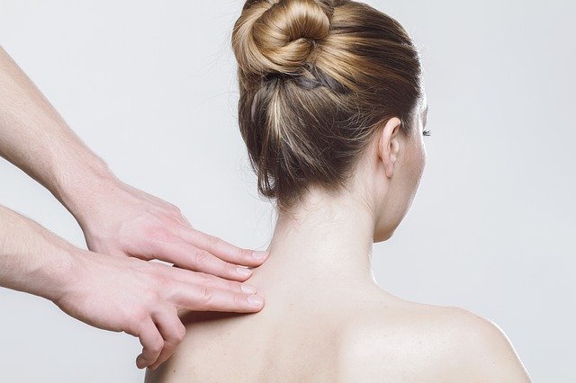 Massage sur le dos et les épaules. | Photo : Pixabay