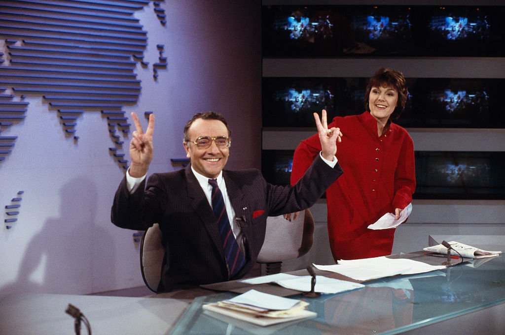 Les présentateurs et journalistes Yves Mourousi et Marie-Laure Augry sur le plateau du journal télévisé de 13h sur TF1. | Photo : Getty Images