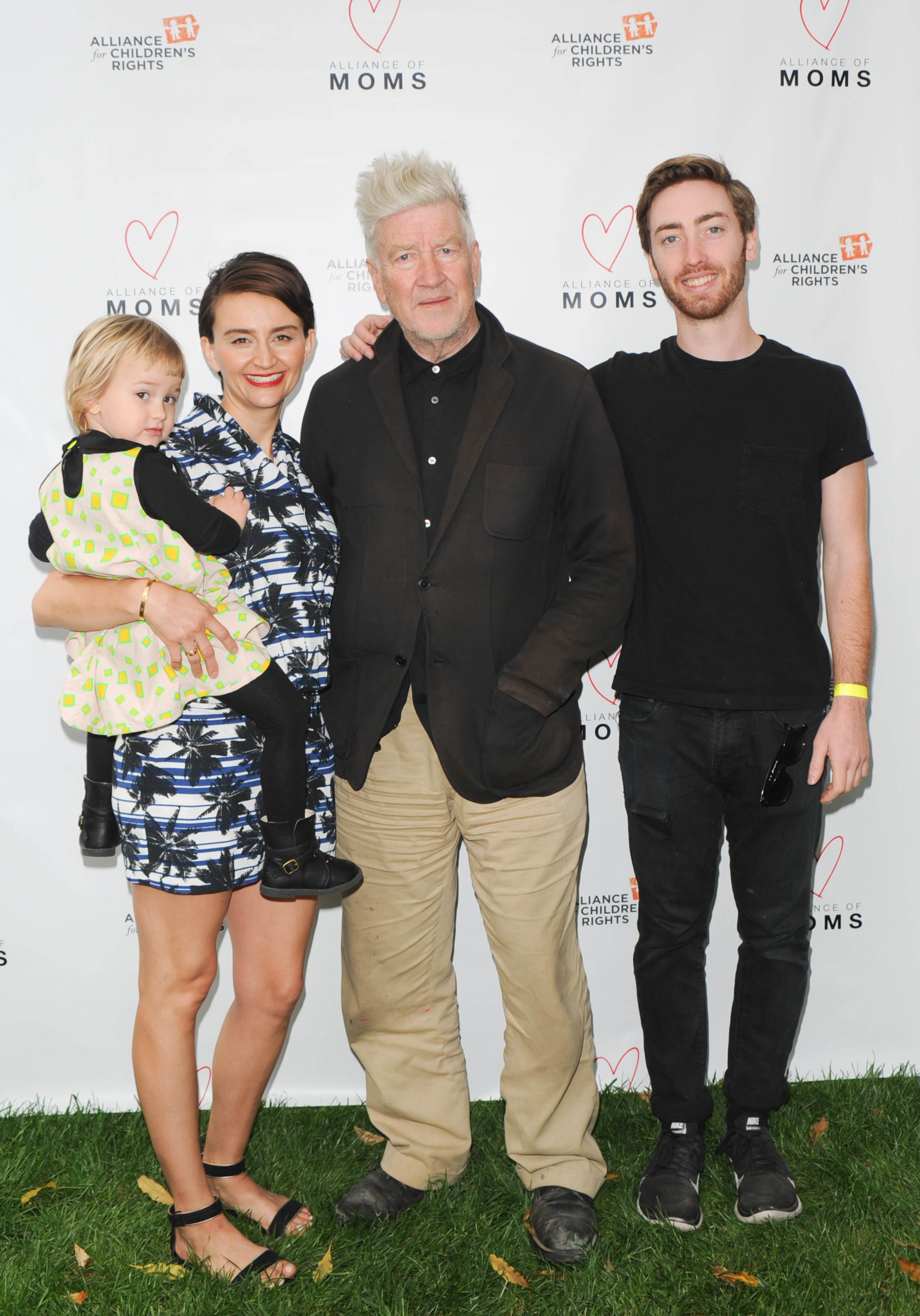 Emily Stofle avec David Lynch et son fils Riley le 9 mai 2015, à Los Angeles, en Californie. | Source : Getty Images