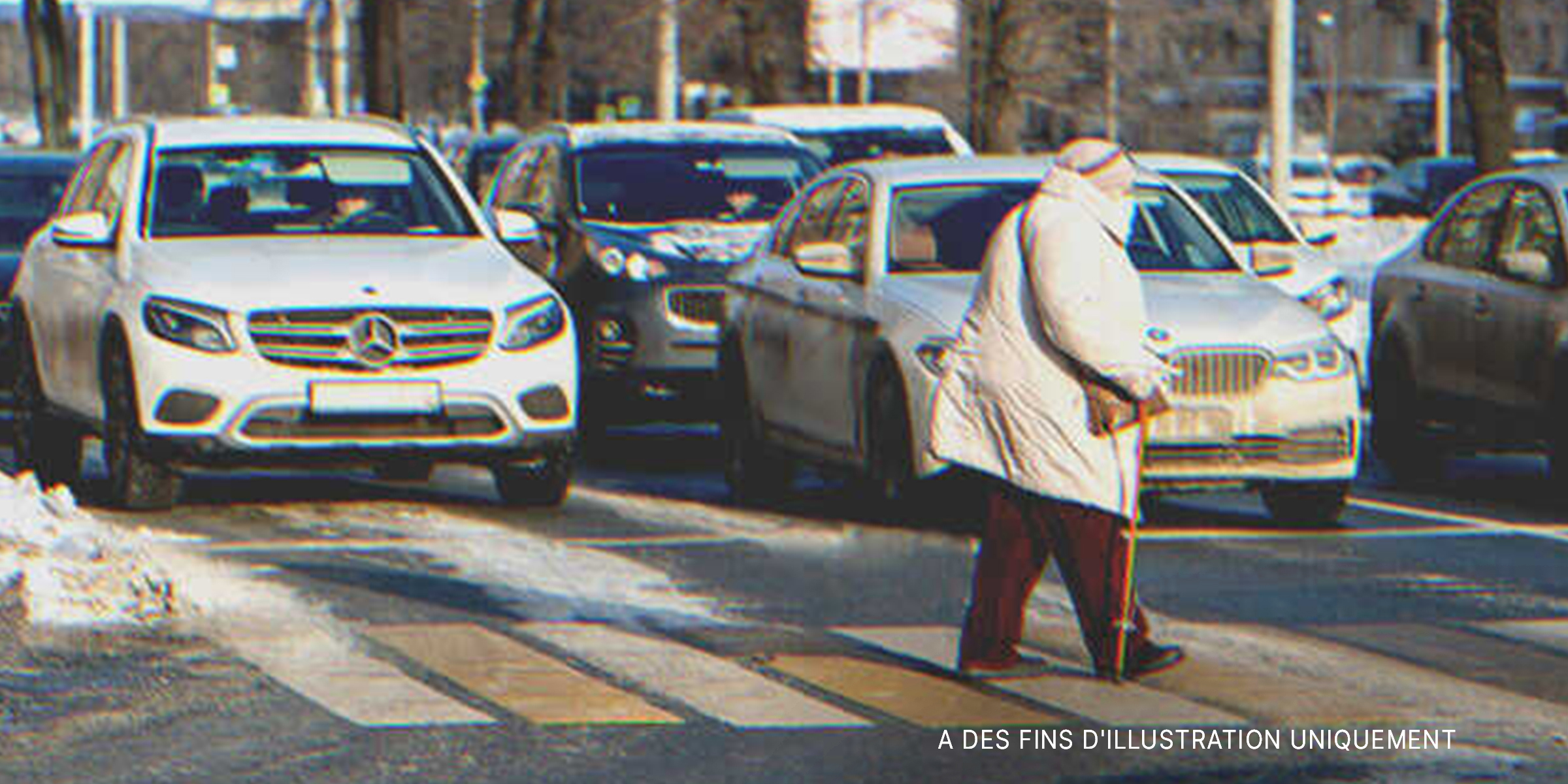 Une femme âgée traversant la rue | Source : Shutterstock.com
