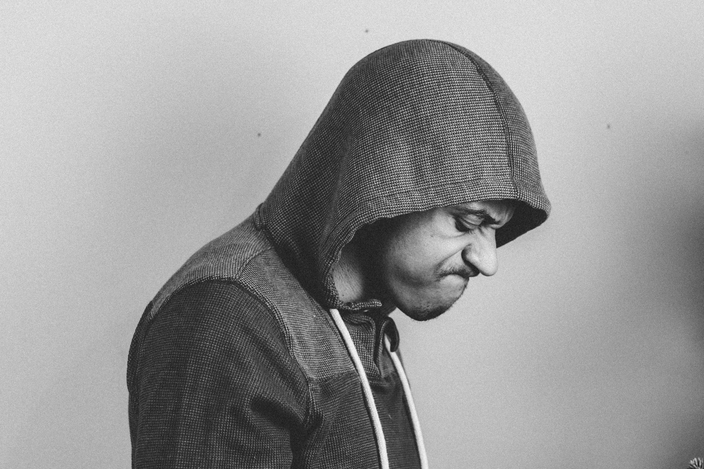 An angry man with a hoodie | Source: Pexels