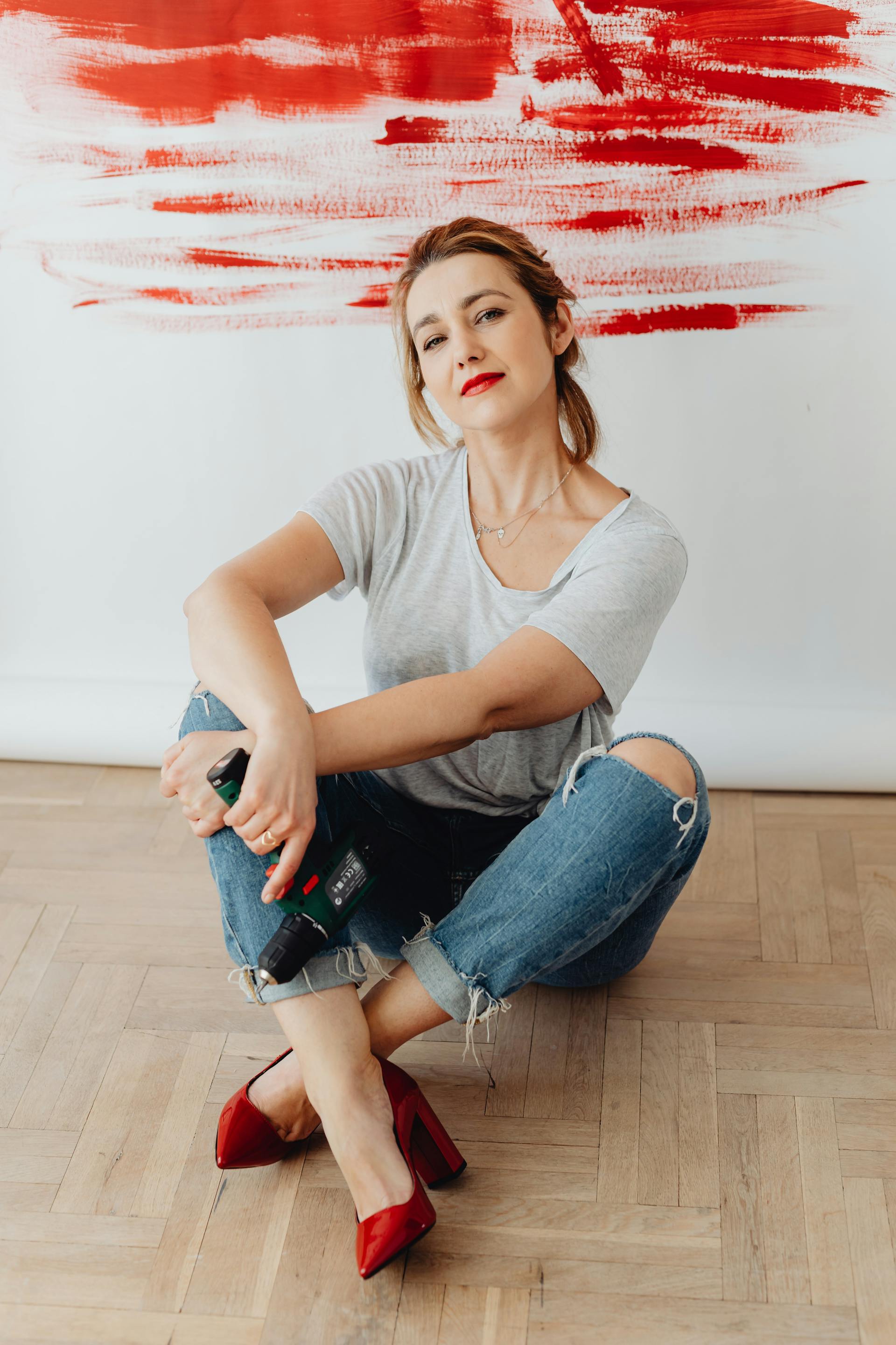 Une femme portant des talons et du rouge à lèvres rouge | Source : Pexels