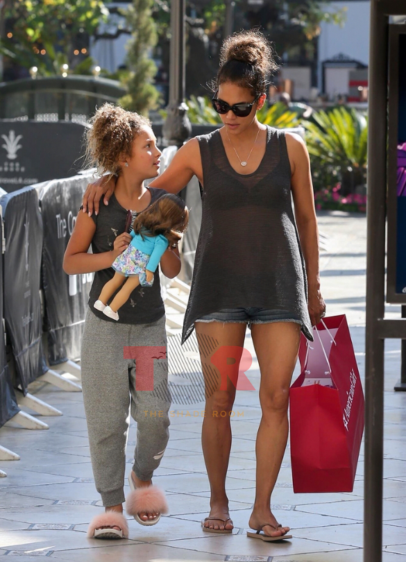 Halle Berry et sa fille, Nahla Ariela Aubry, datée du 29 octobre 2017 | Source : Instagram/theshaderoom