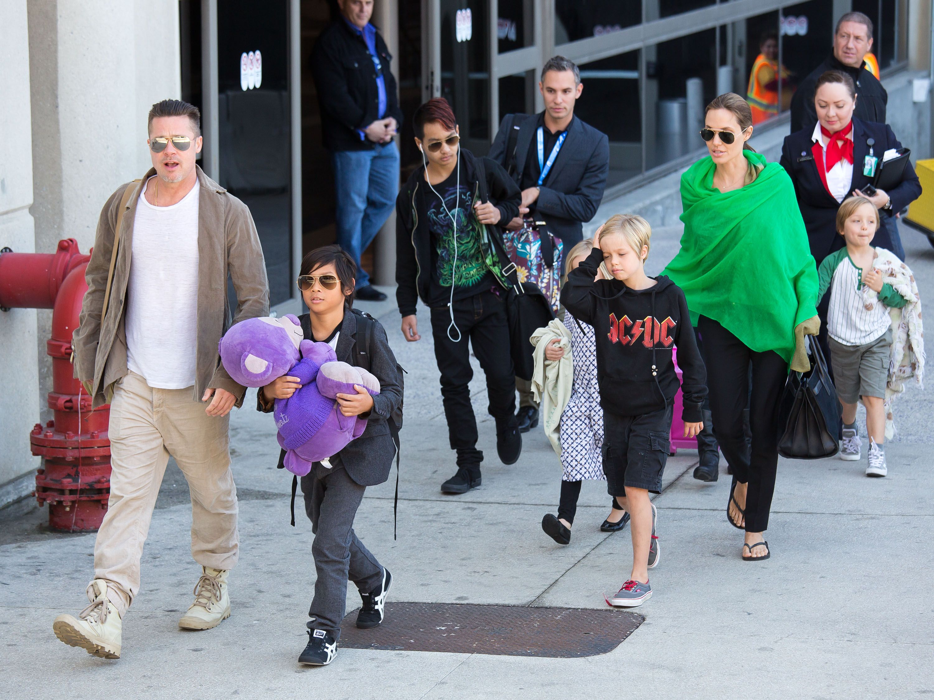 Brad Pitt et Angelina Jolie à l'aéroport international de Los Angeles avec leurs enfants, Pax Jolie-Pitt, Maddox Jolie-Pitt, Shiloh Jolie-Pitt, Vivienne Jolie-Pitt et Knox Jolie-Pitt le 5 février 2014. | Source : Getty Images