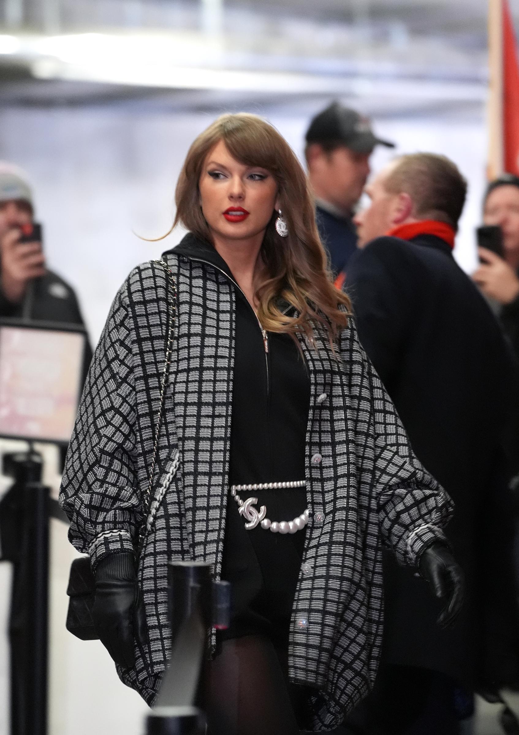 Taylor Swift arrive avant le match des séries éliminatoires divisionnaires de l'AFC entre les Texans de Houston et les Chiefs de Kansas City, le 18 janvier 2025, à Kansas City, Missouri | Source : Getty Images