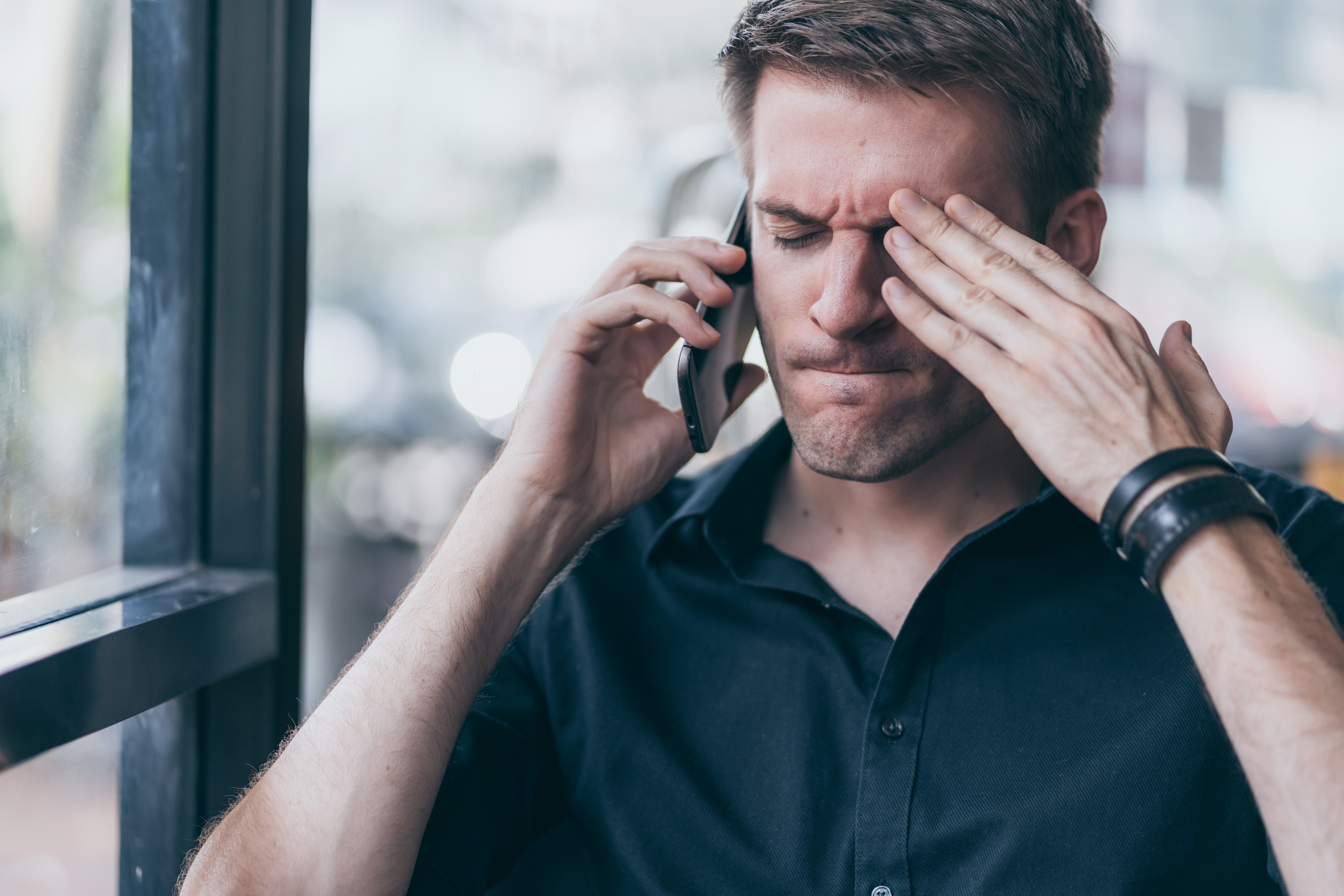 Un homme stressé qui parle au téléphone | Source : Shutterstock