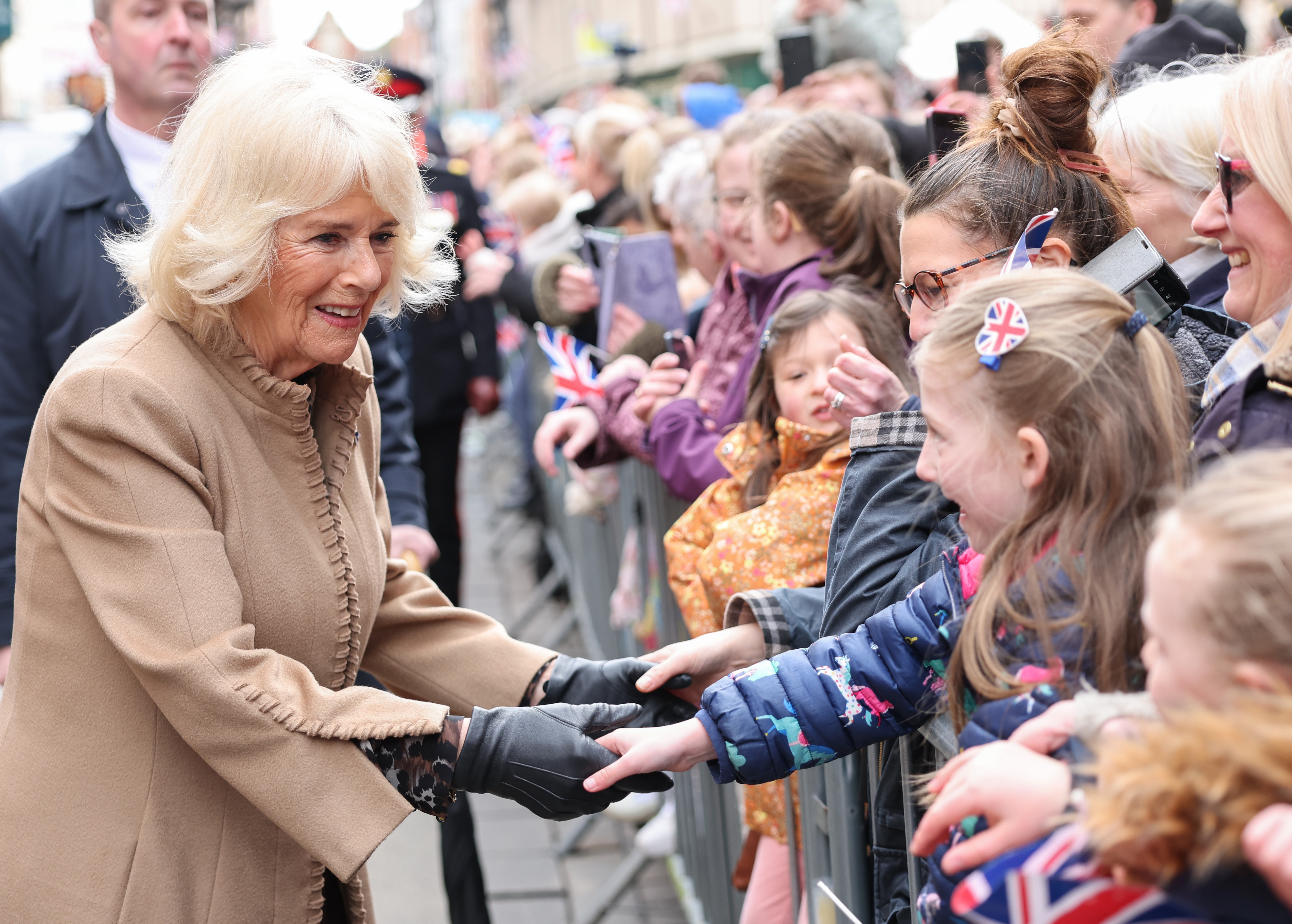 La reine Camilla lors de sa visite au marché des fermiers le 27 mars 2024 à Shrewsbury, en Angleterre | Source : Getty Images