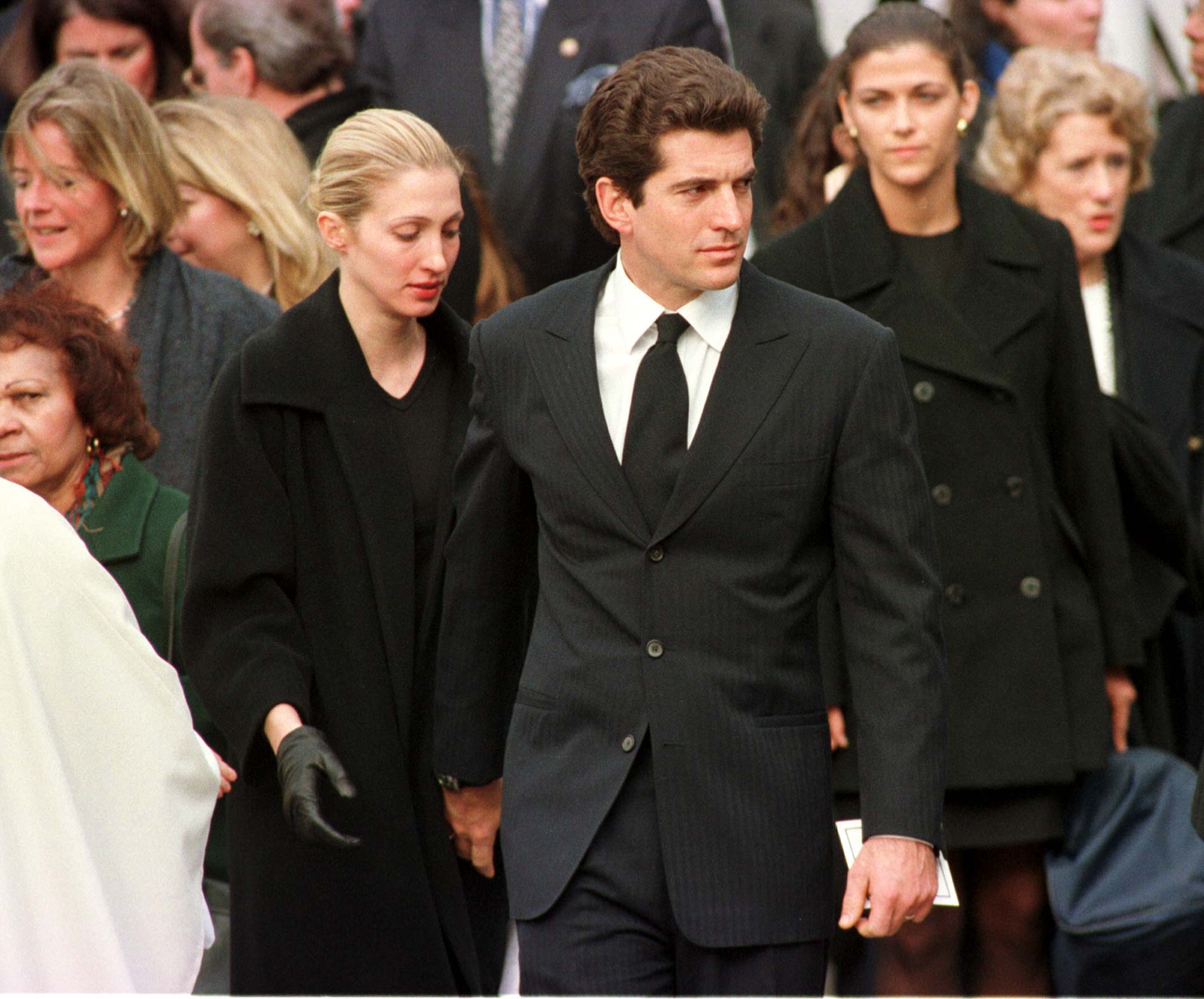 Carolyn Bessette et John F. Kennedy Jr. après les funérailles de Michael Kennedy en 1998 à Boston, Massachusetts. | Source : Getty Images
