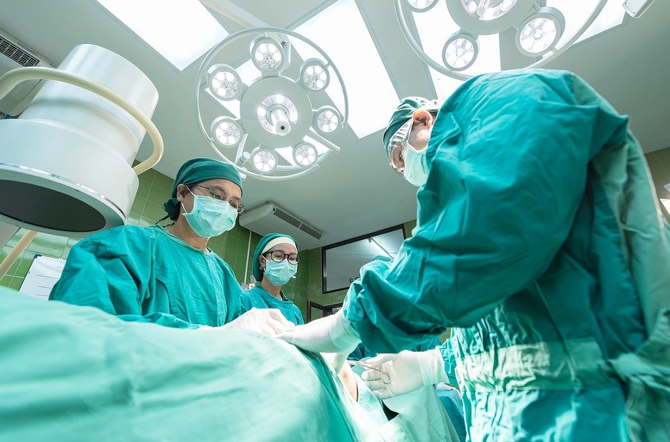  Chirurgiens pratiquant la chirurgie l Image : Pixabay