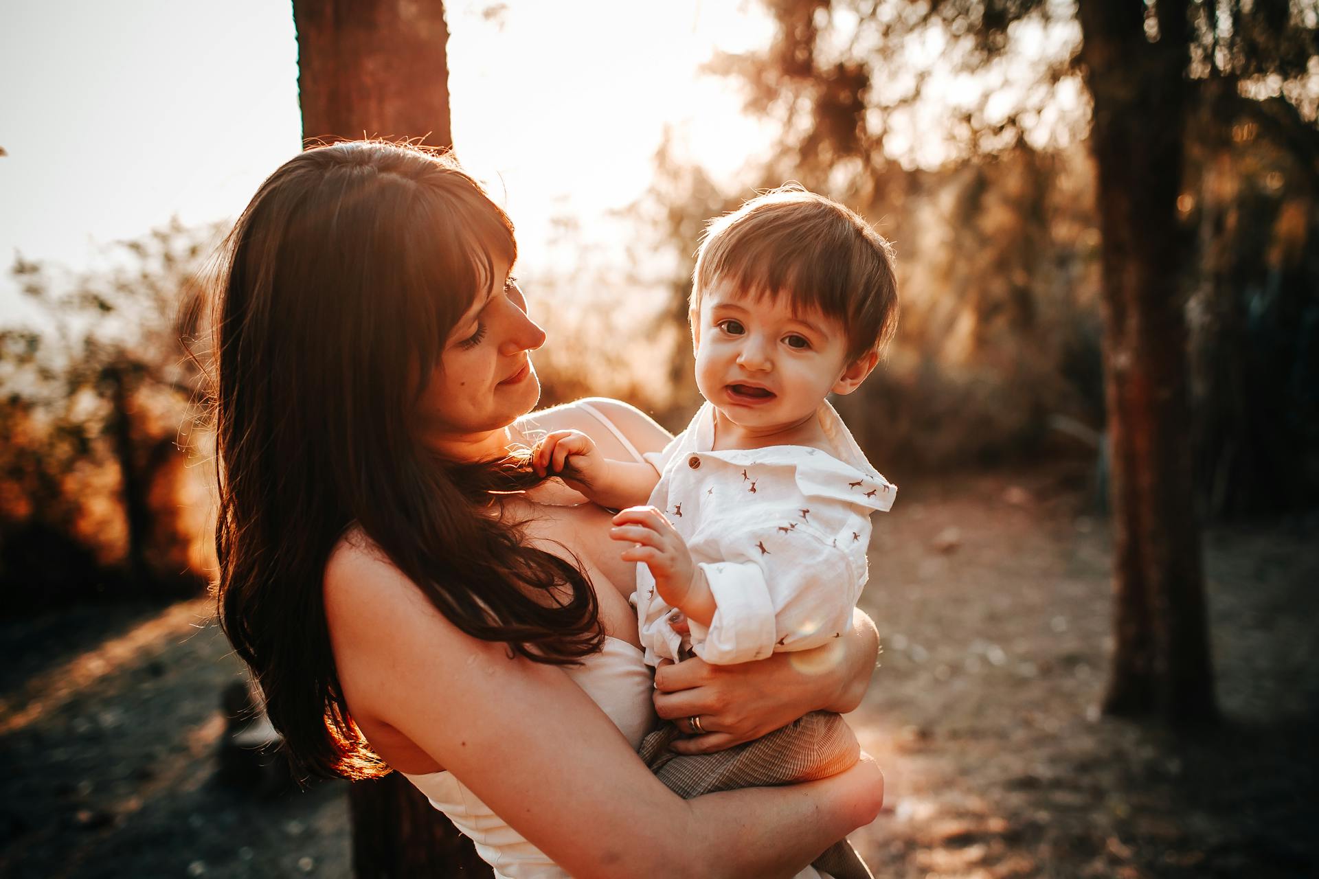 Une femme portant un petit garçon | Source : Pexels