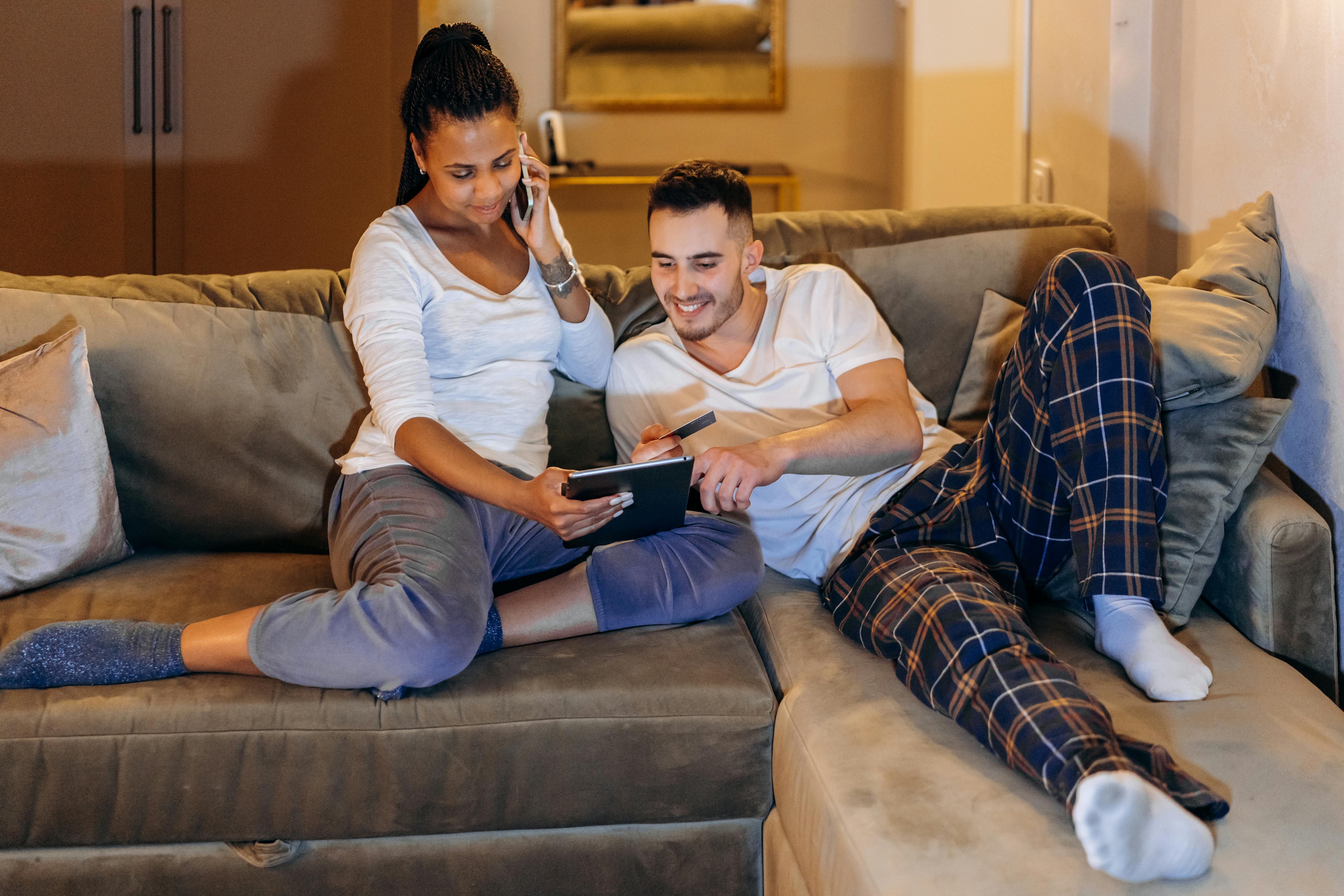 Couple assis sur un canapé | Source : Pexels