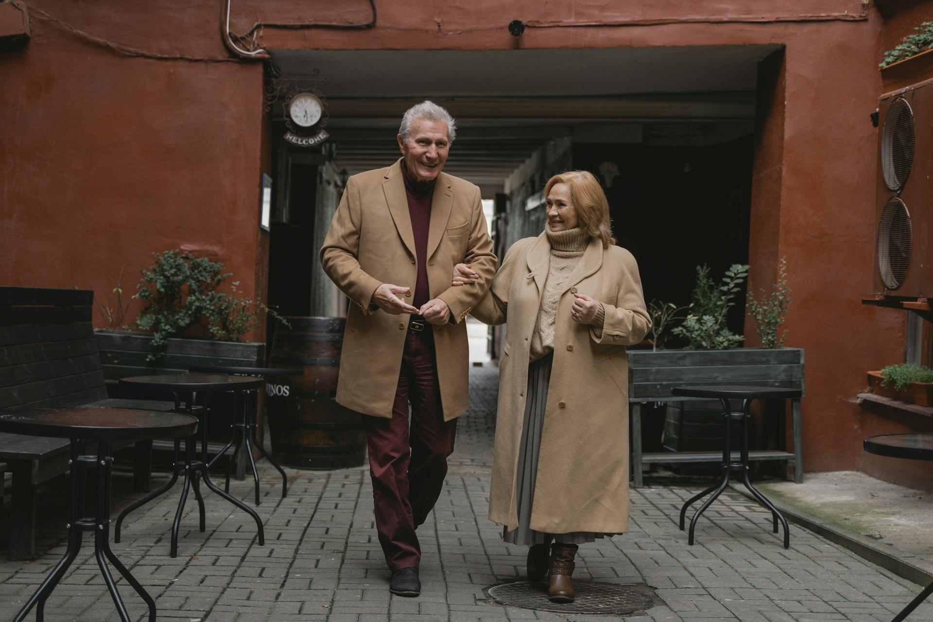 Un couple de personnes âgées marchant dans la rue | Source : Pexels