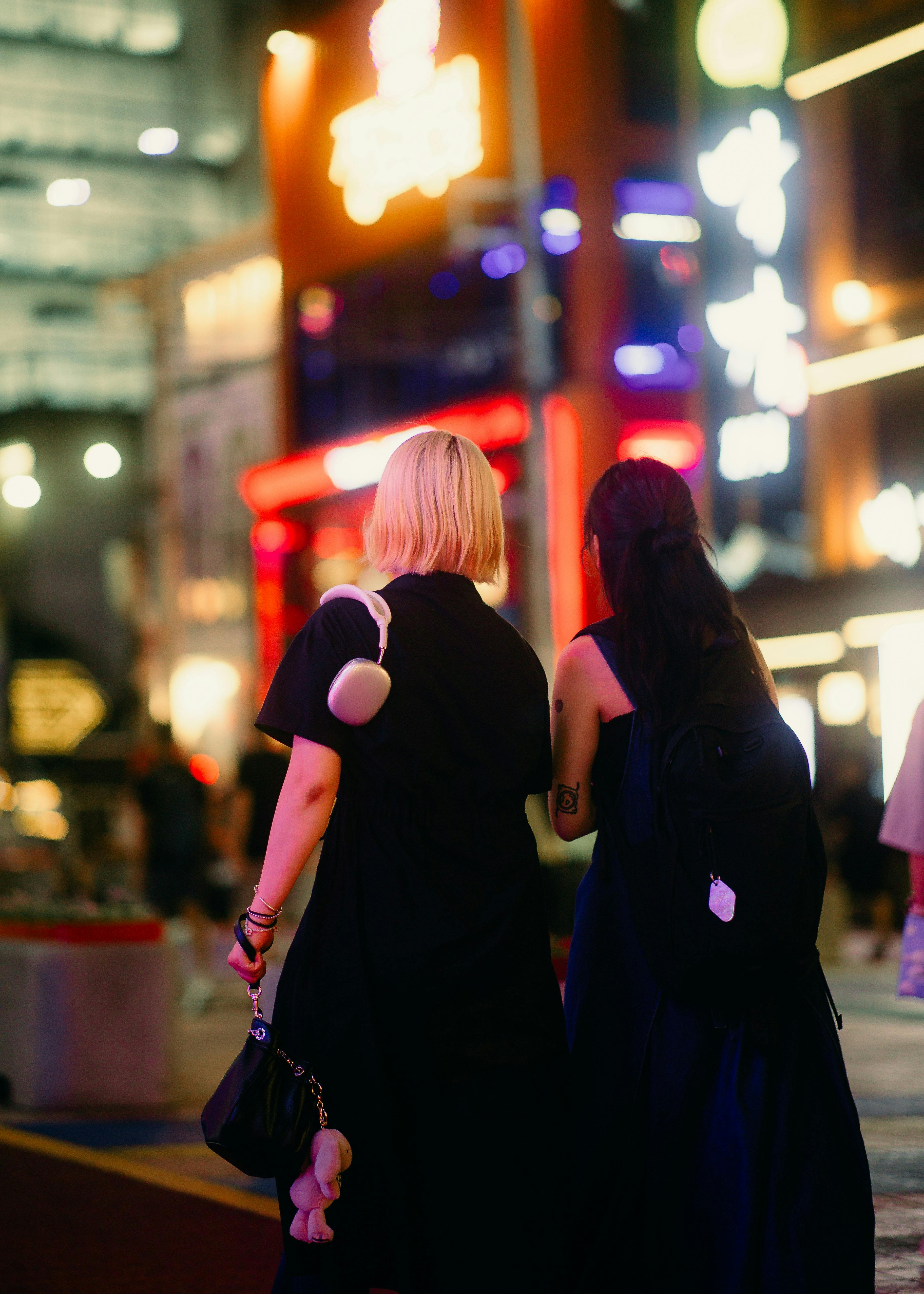 Deux femmes marchant dans la rue | Source : Pexels