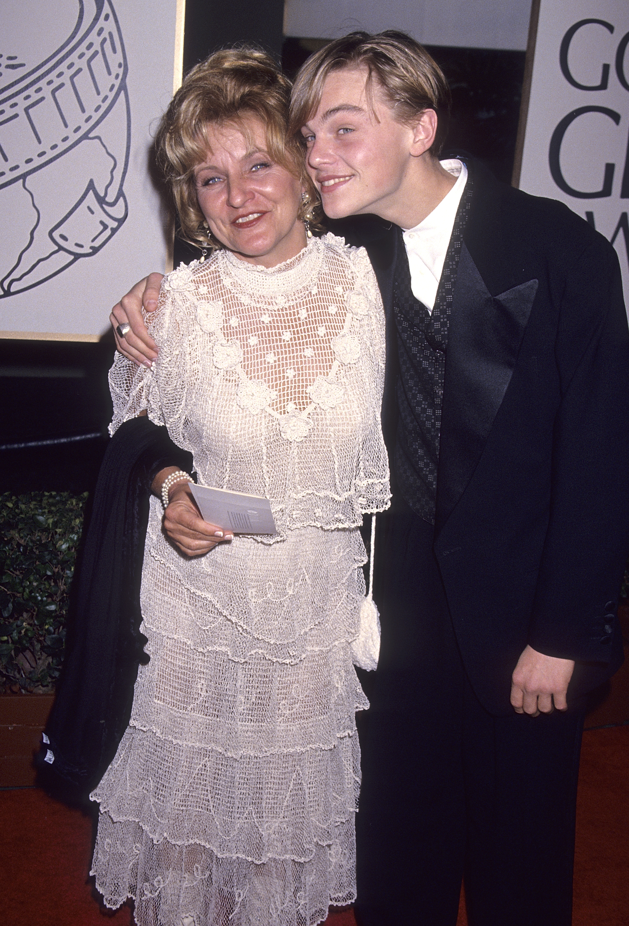 Irmelin Indenbirken et Leonardo DiCaprio assistent à la 51e cérémonie annuelle des Golden Globe Awards à Beverly Hills, Californie, le 22 janvier 1994. | Source : Getty Images