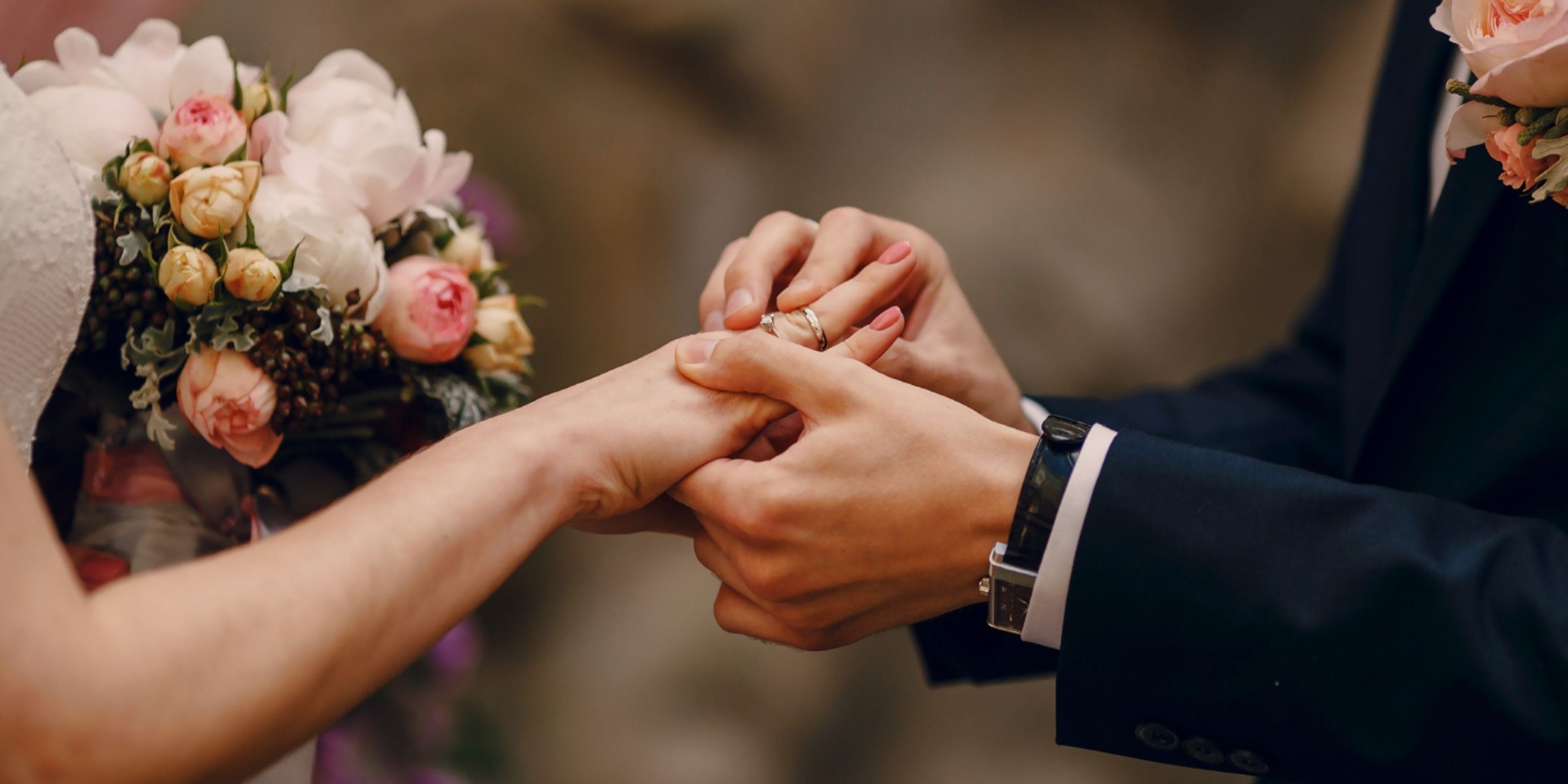 Un marié qui passe l'alliance au doigt de sa mariée pendant la cérémonie de mariage | Source : Magnific