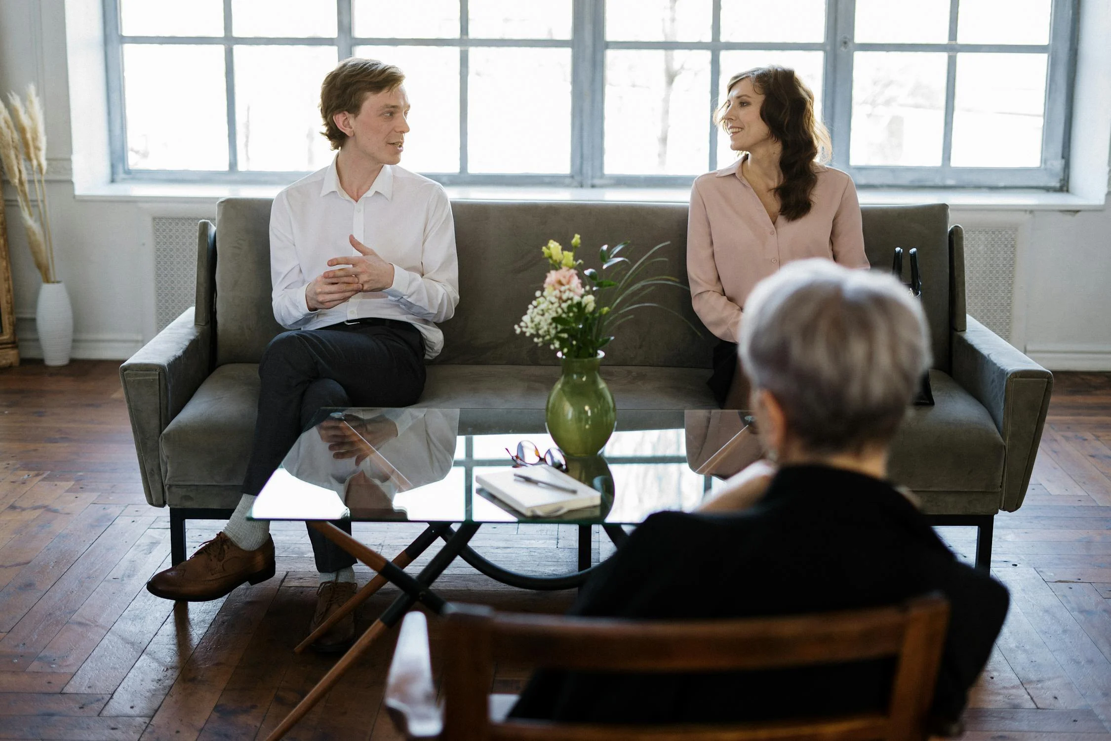 Un homme parlant à sa femme chez un thérapeute | Source : Pexels